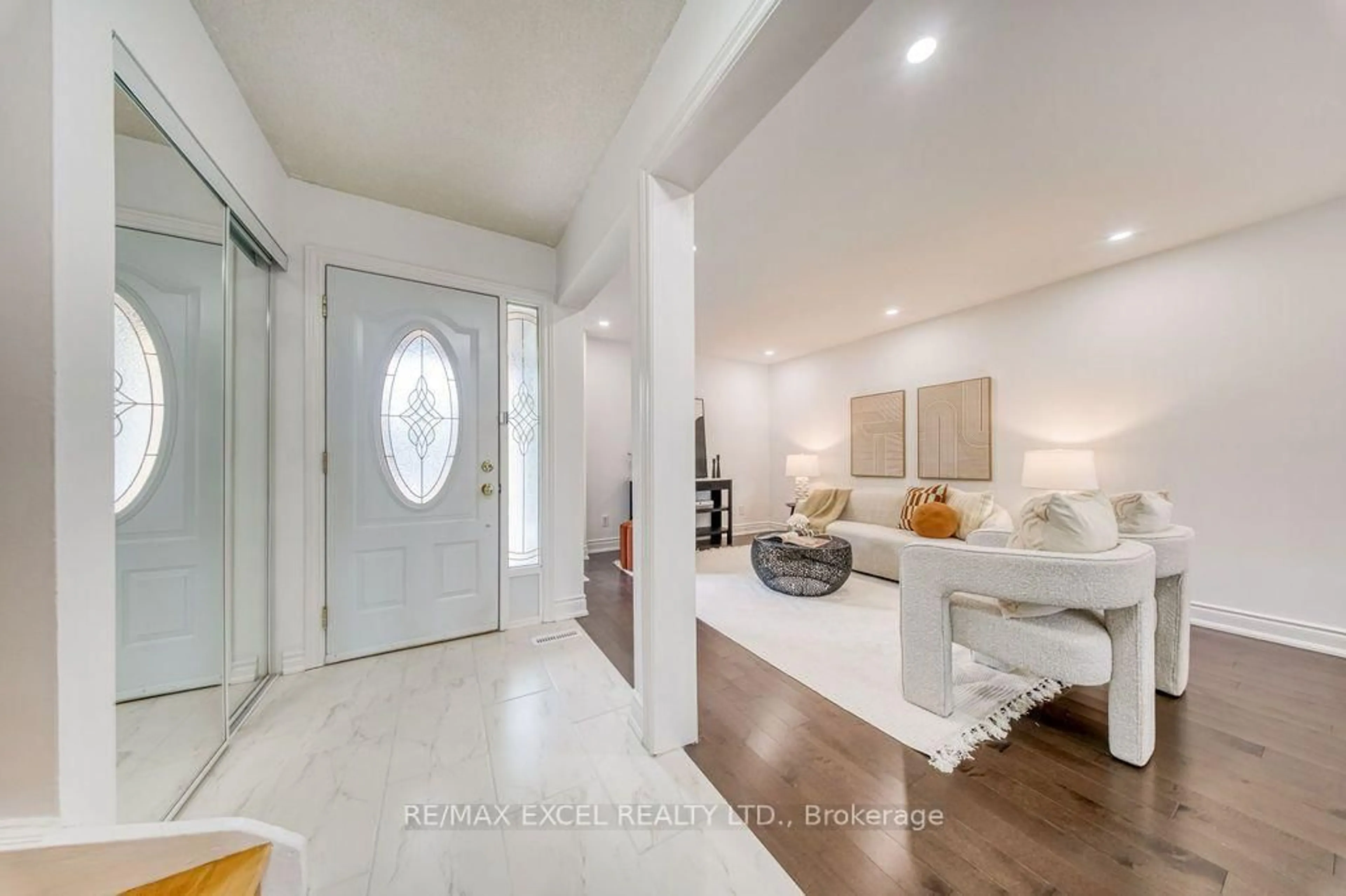 Indoor entryway for 25 Barrington Cres, Markham Ontario L3R 3H2