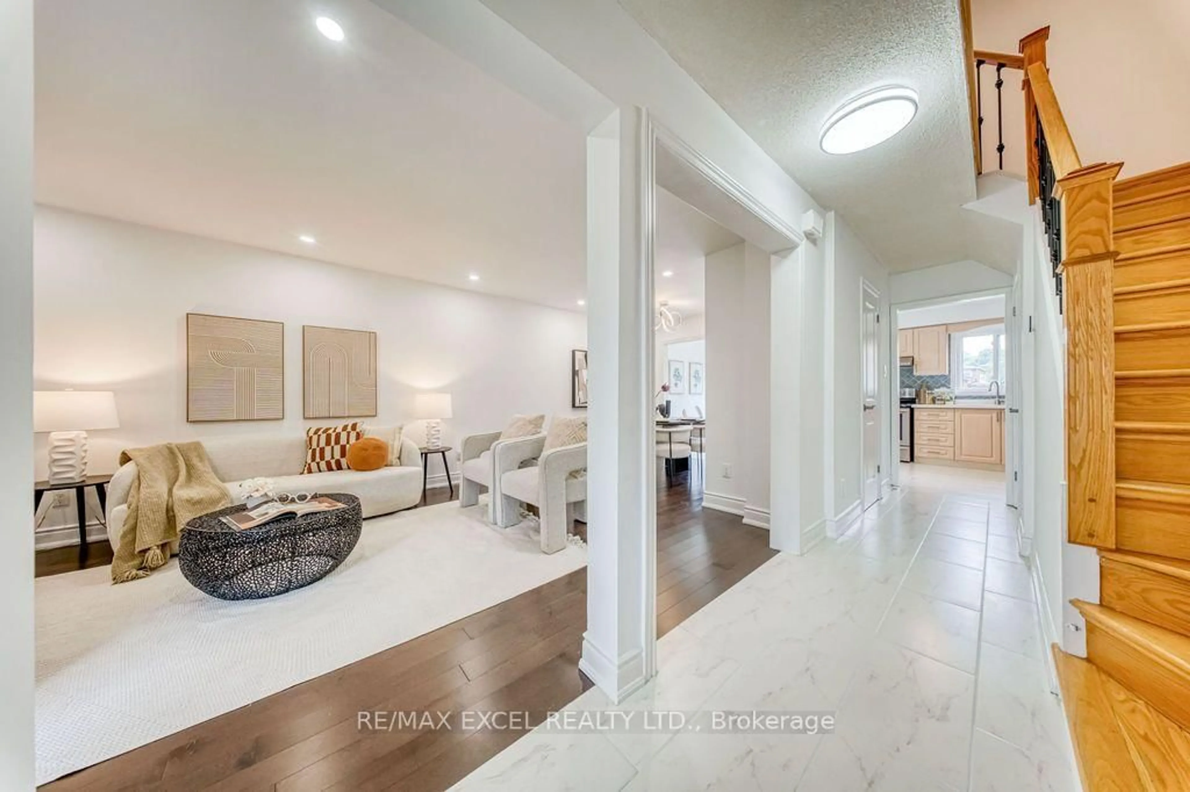 Indoor entryway for 25 Barrington Cres, Markham Ontario L3R 3H2
