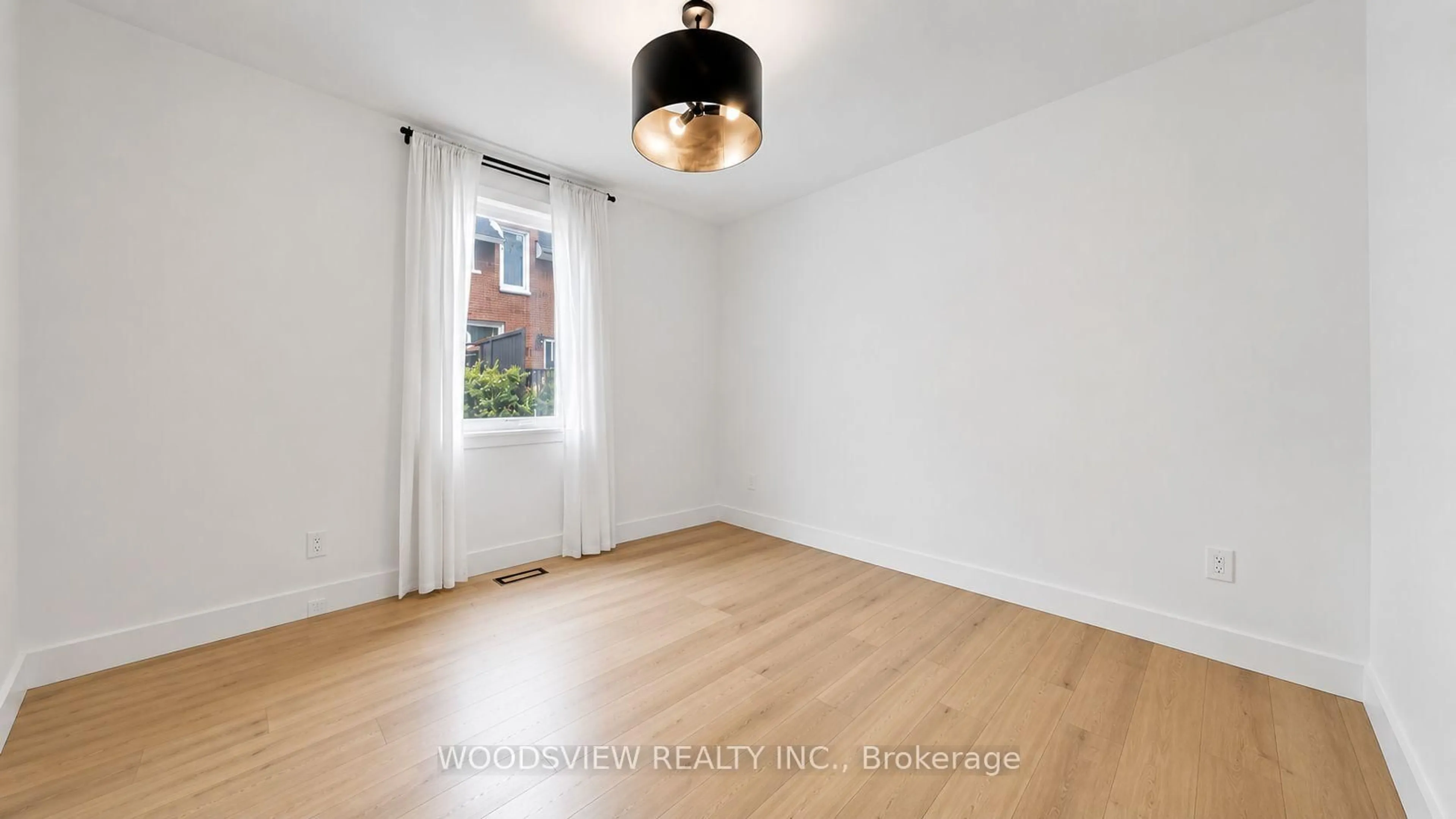 A pic of a room for 388 Eagle St, Newmarket Ontario L3Y 1K4
