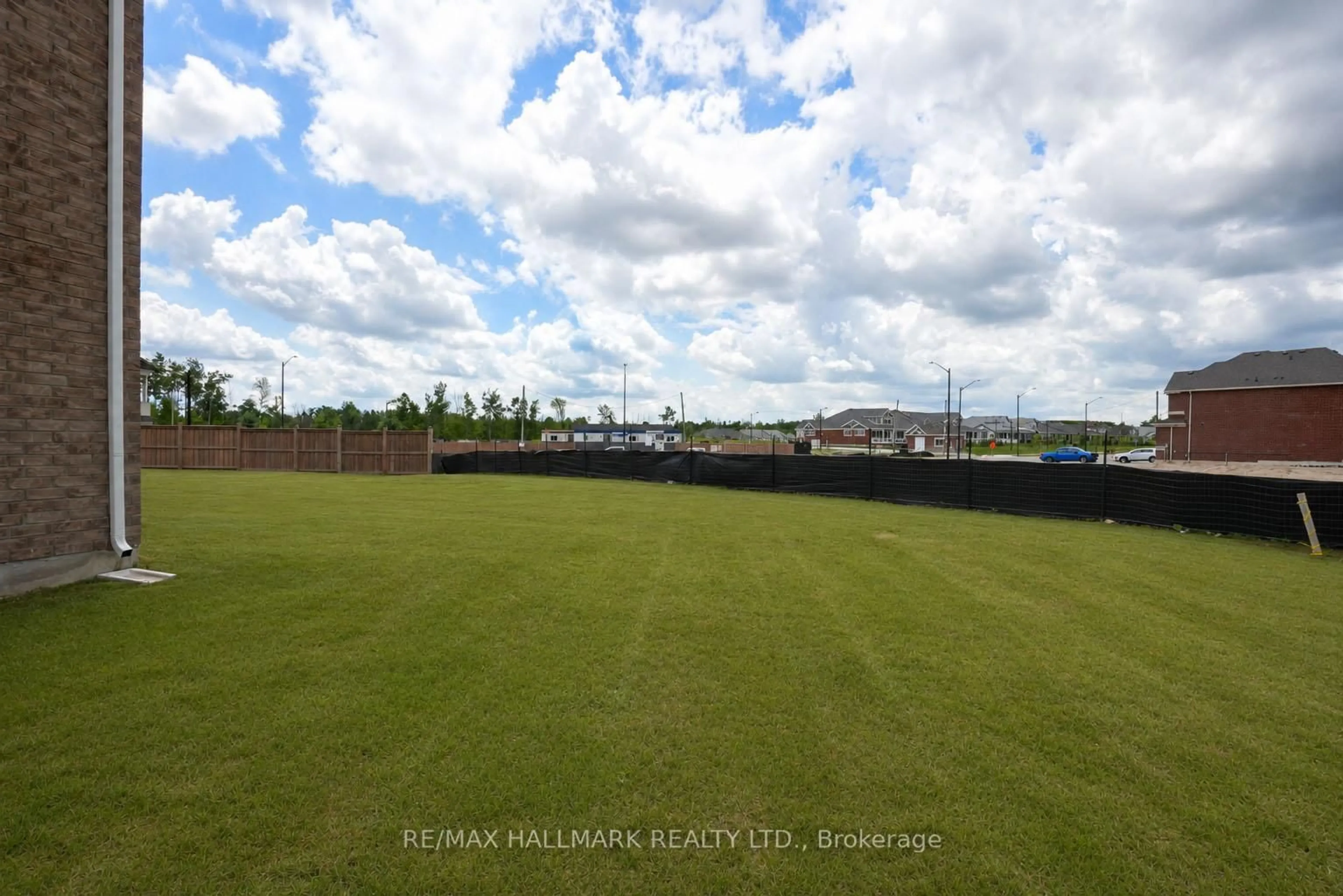 A pic from outside/outdoor area/front of a property/back of a property/a pic from drone, unknown for 539 Mika St, Innisfil Ontario L9S 0R9