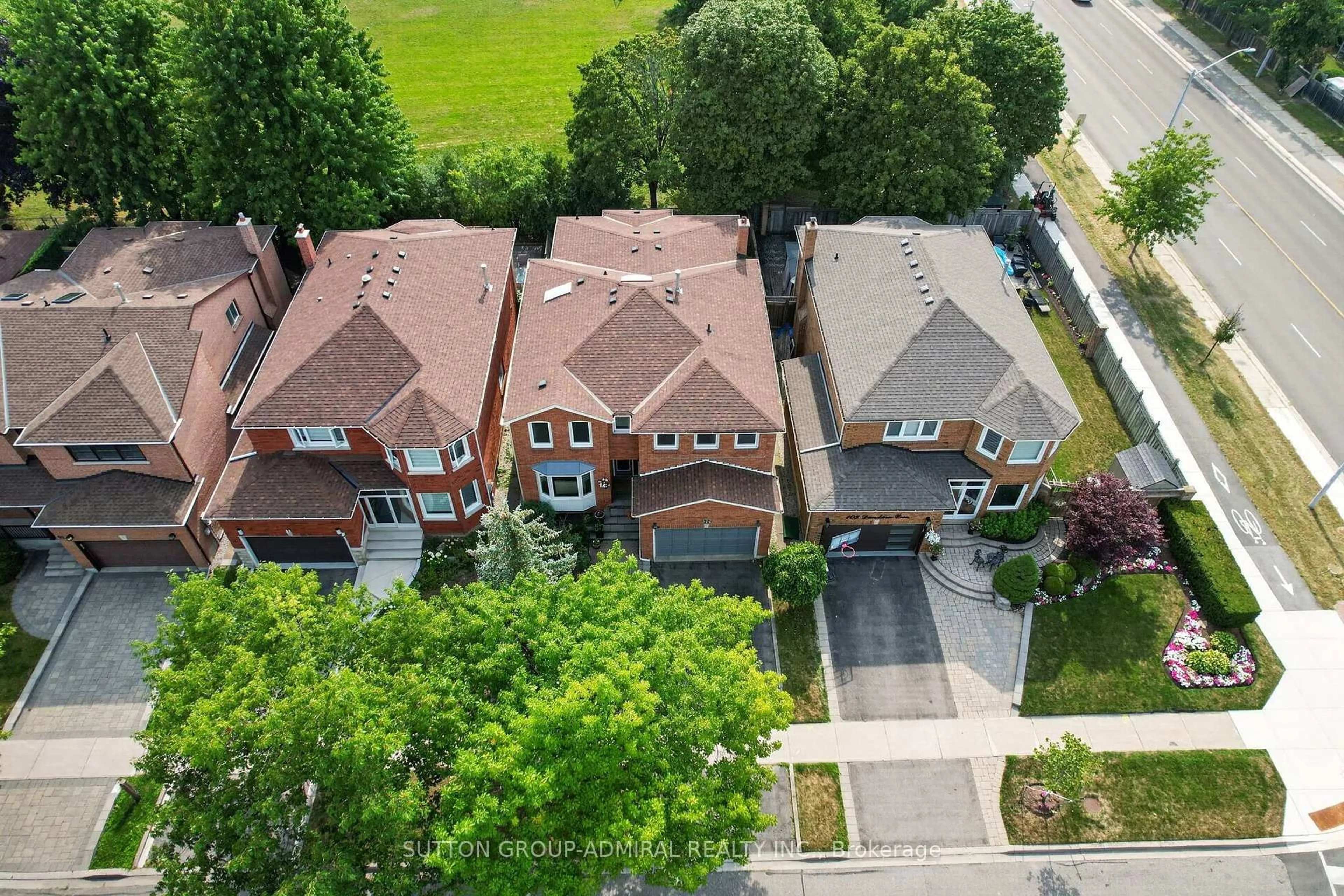 A pic from outside/outdoor area/front of a property/back of a property/a pic from drone, street for 99 Dundurn Cres, Vaughan Ontario L4J 6Z4