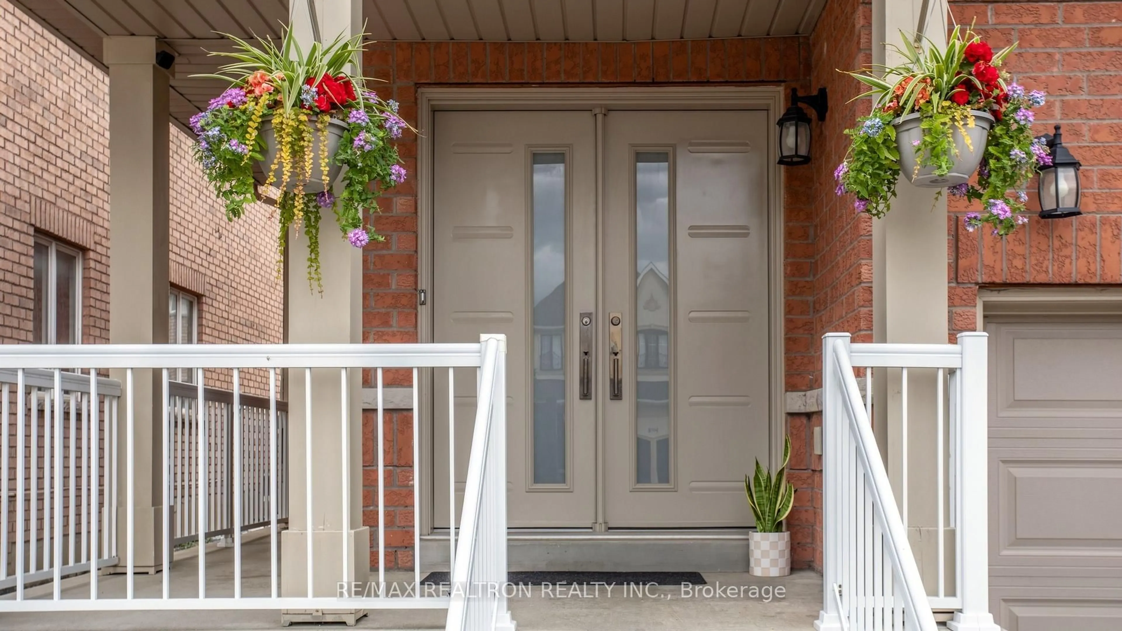 Indoor entryway for 492 Pleasant Ridge Ave, Vaughan Ontario L4J 8X2