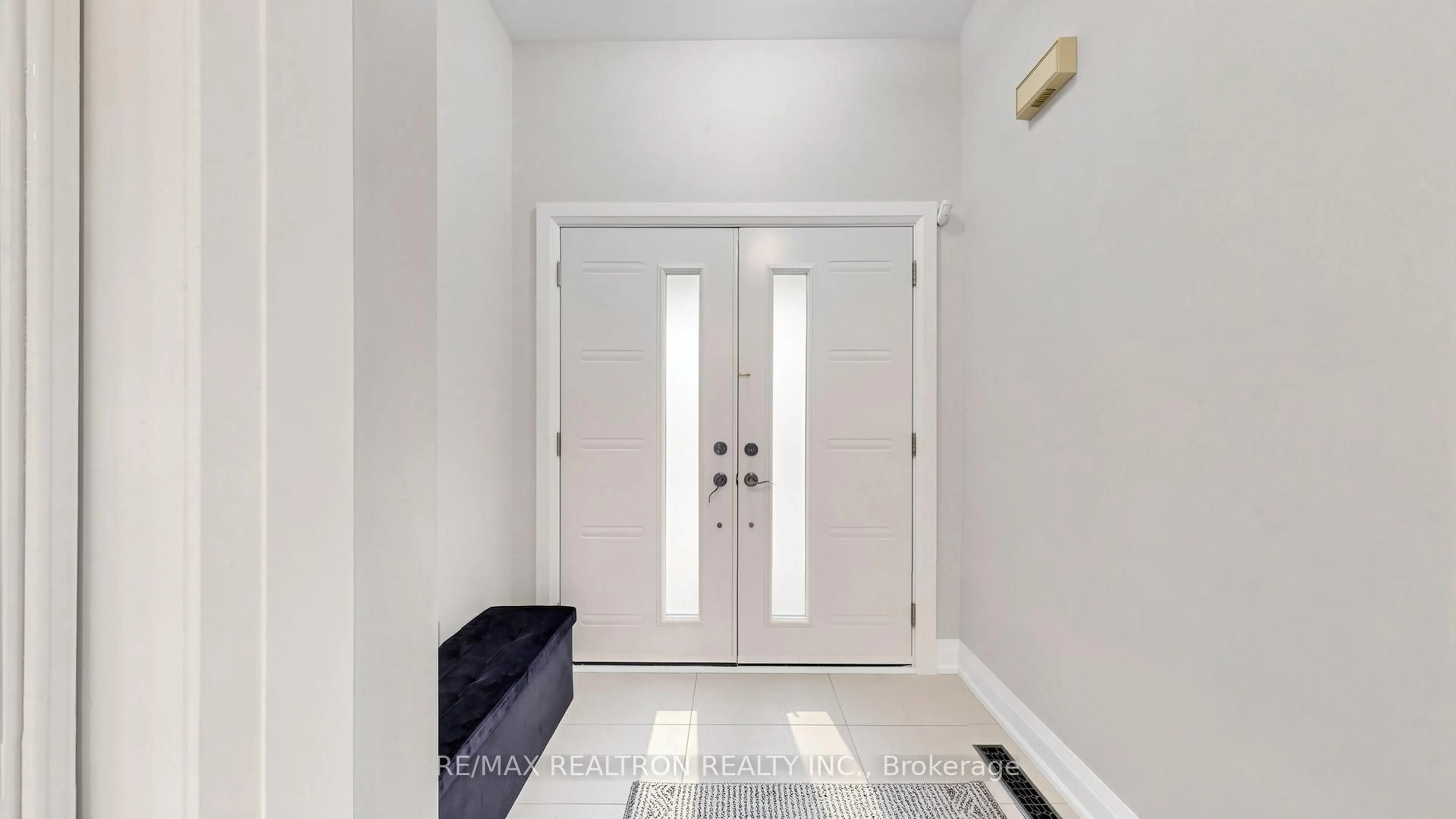 Indoor entryway for 492 Pleasant Ridge Ave, Vaughan Ontario L4J 8X2