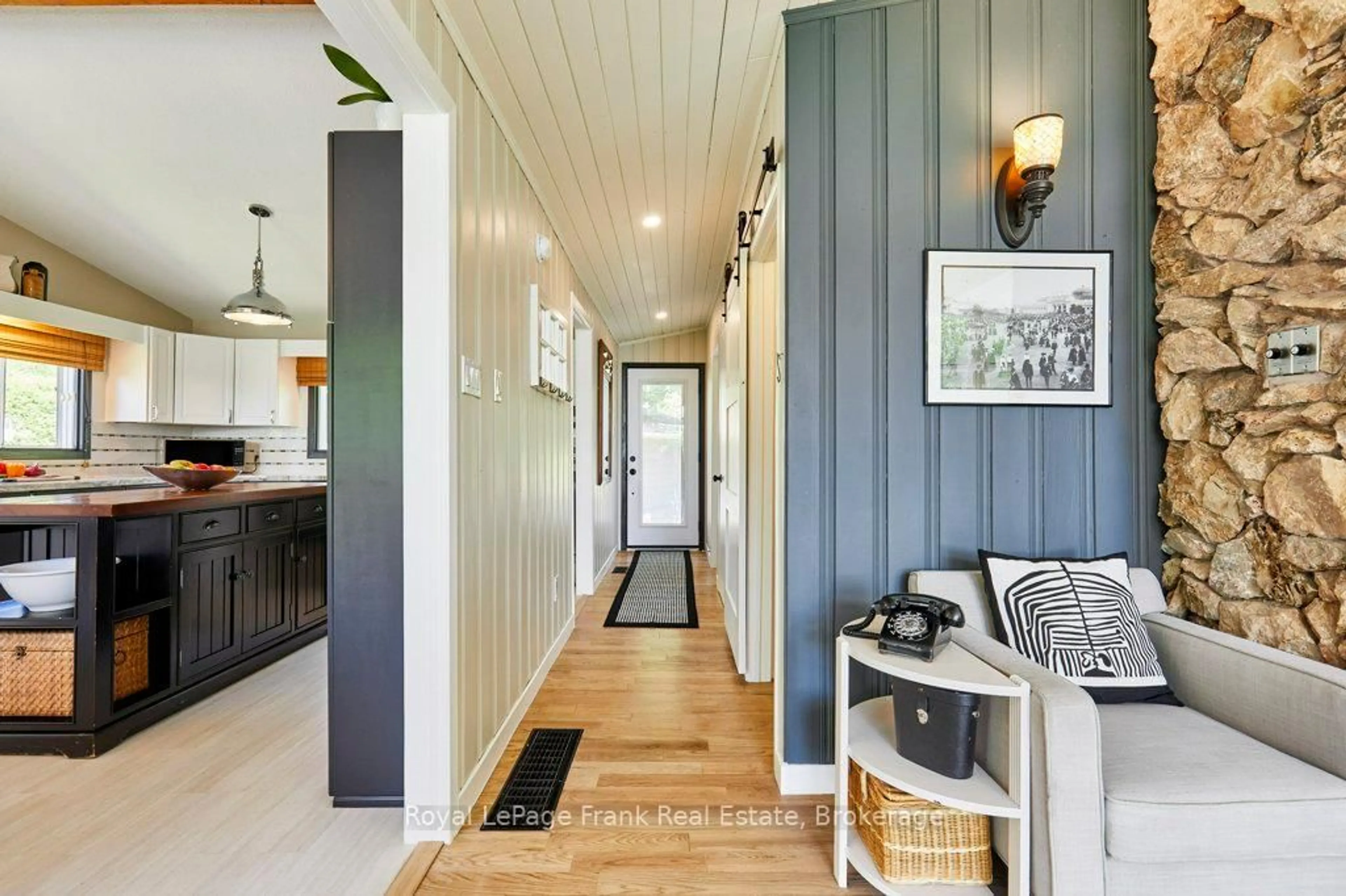 Indoor entryway for 156 Acton Rd, Uxbridge Ontario L0C 1H0