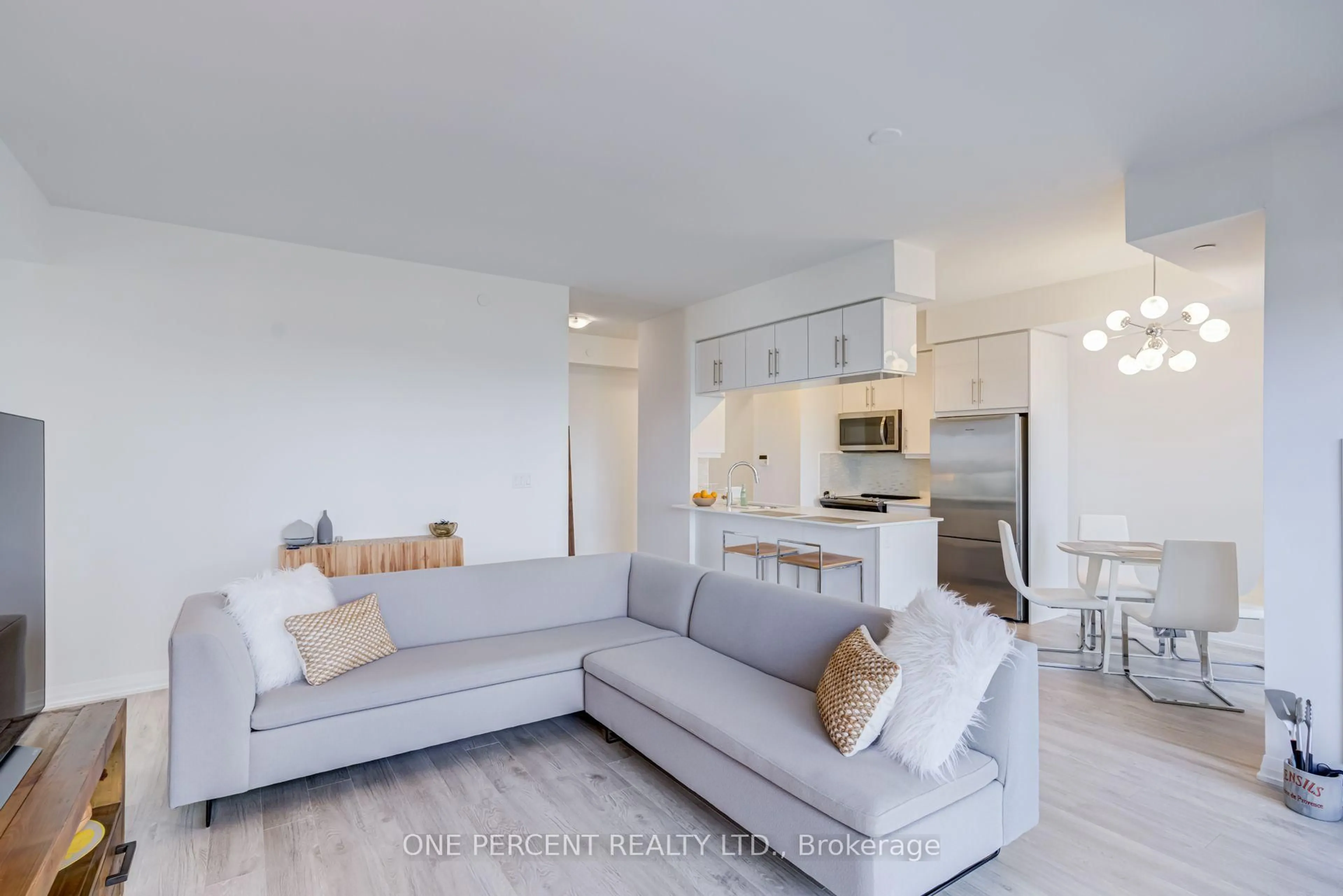 Living room with furniture, unknown for 65 Oneida Cres #804, Richmond Hill Ontario L4B 0A1