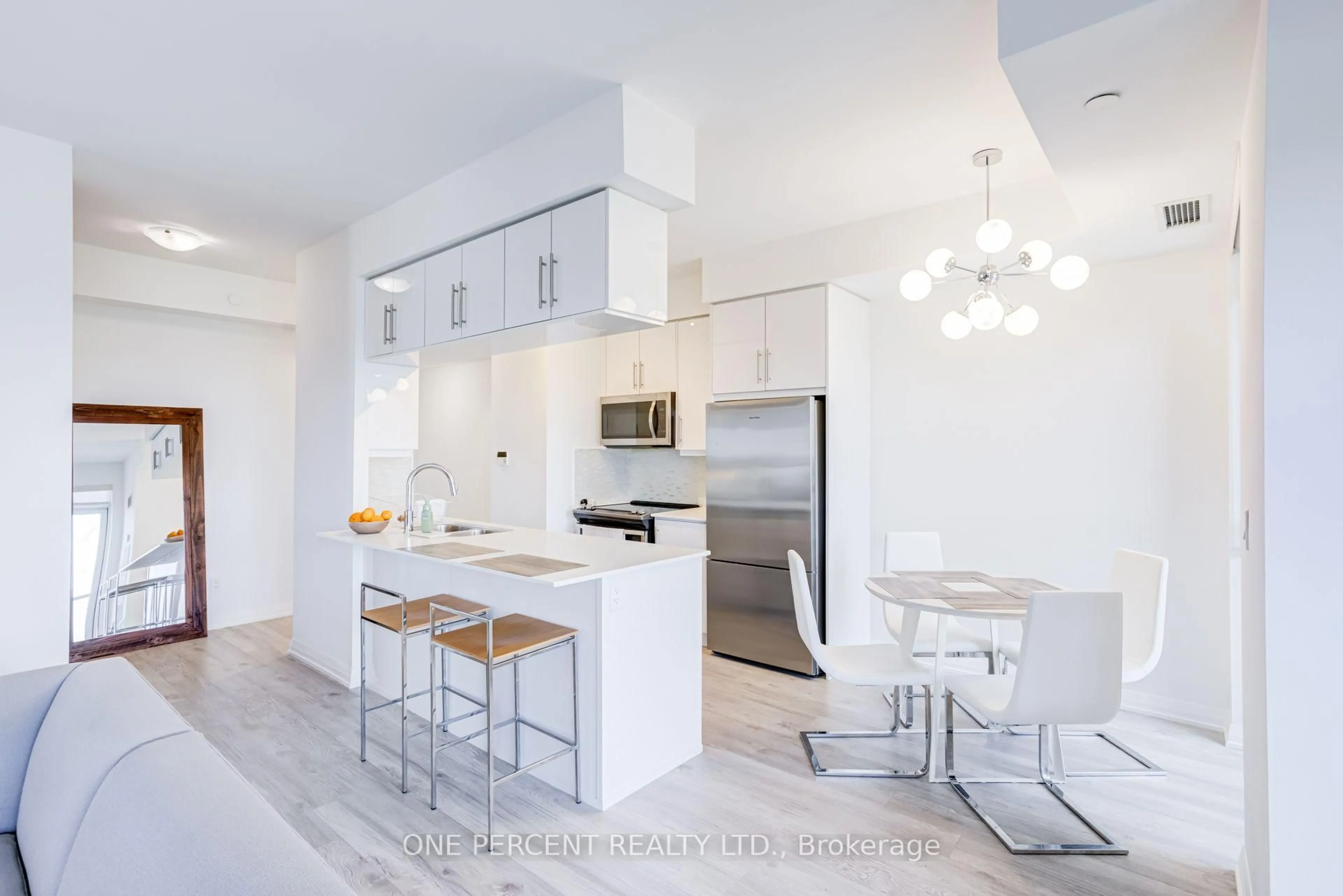 Open concept kitchen, ceramic/tile floor for 65 Oneida Cres #804, Richmond Hill Ontario L4B 0A1