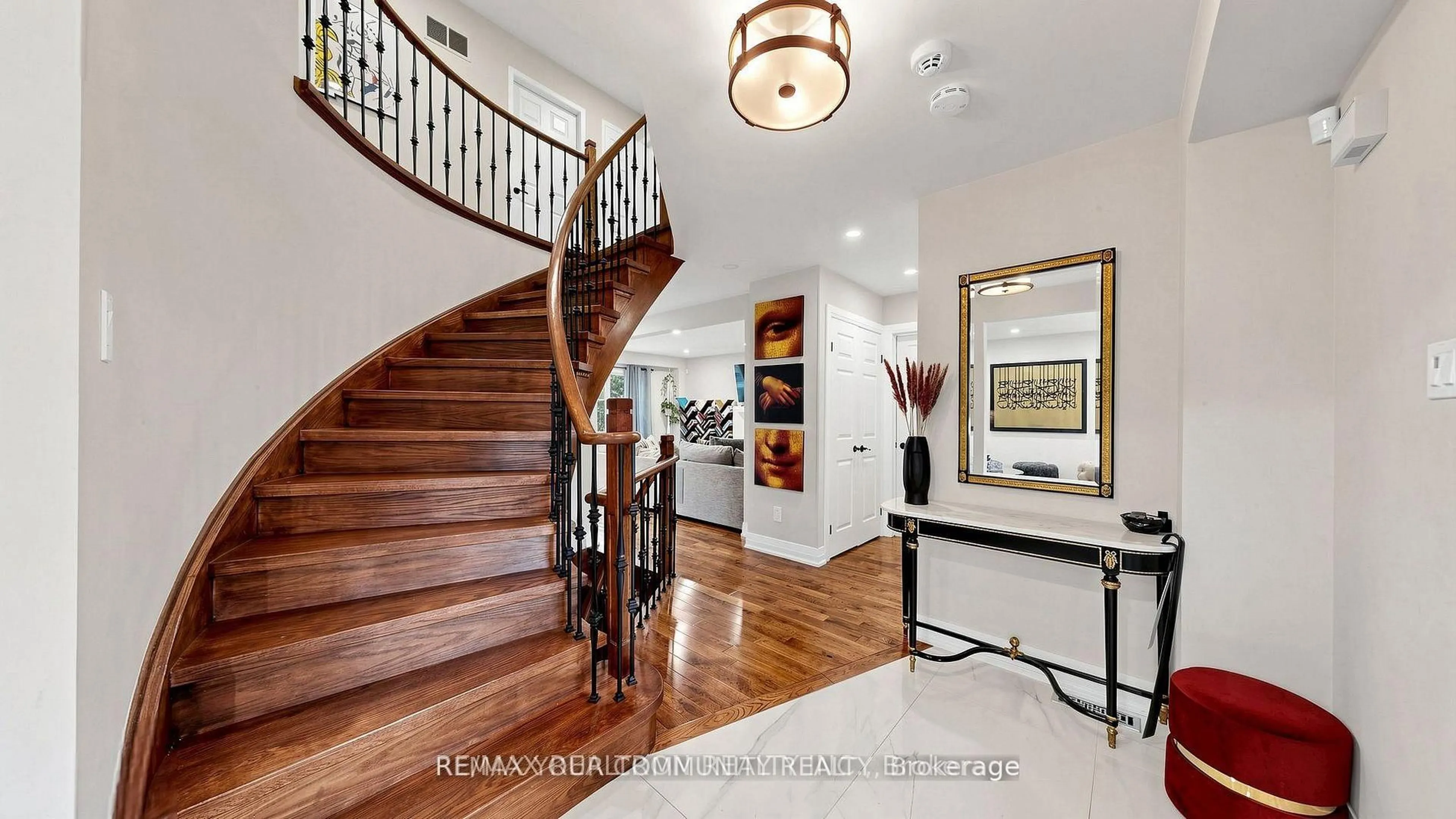 Indoor entryway for 48 Beatty Cres, Aurora Ontario L4G 5V4