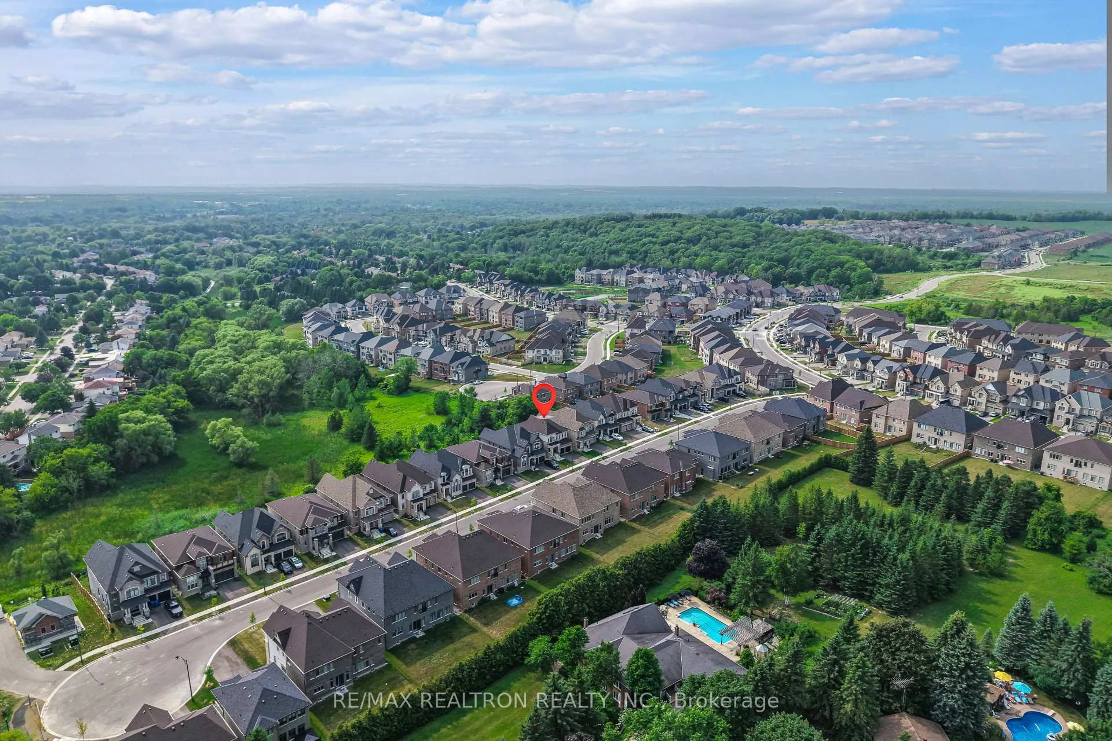 A pic from outside/outdoor area/front of a property/back of a property/a pic from drone, unknown for 22 Upbound Crt, East Gwillimbury Ontario L9N 0W1