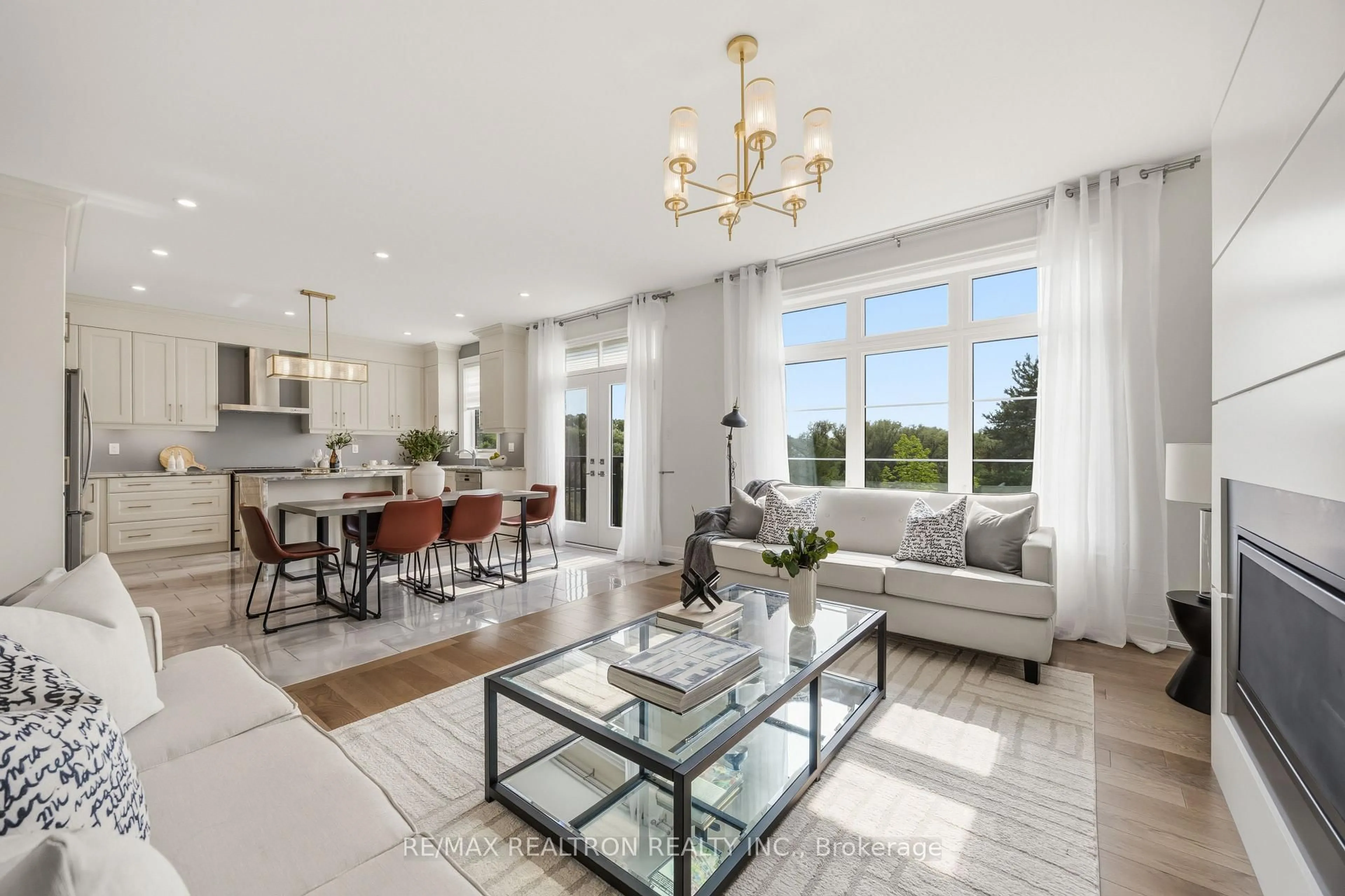 Open concept kitchen, ceramic/tile floor for 22 Upbound Crt, East Gwillimbury Ontario L9N 0W1