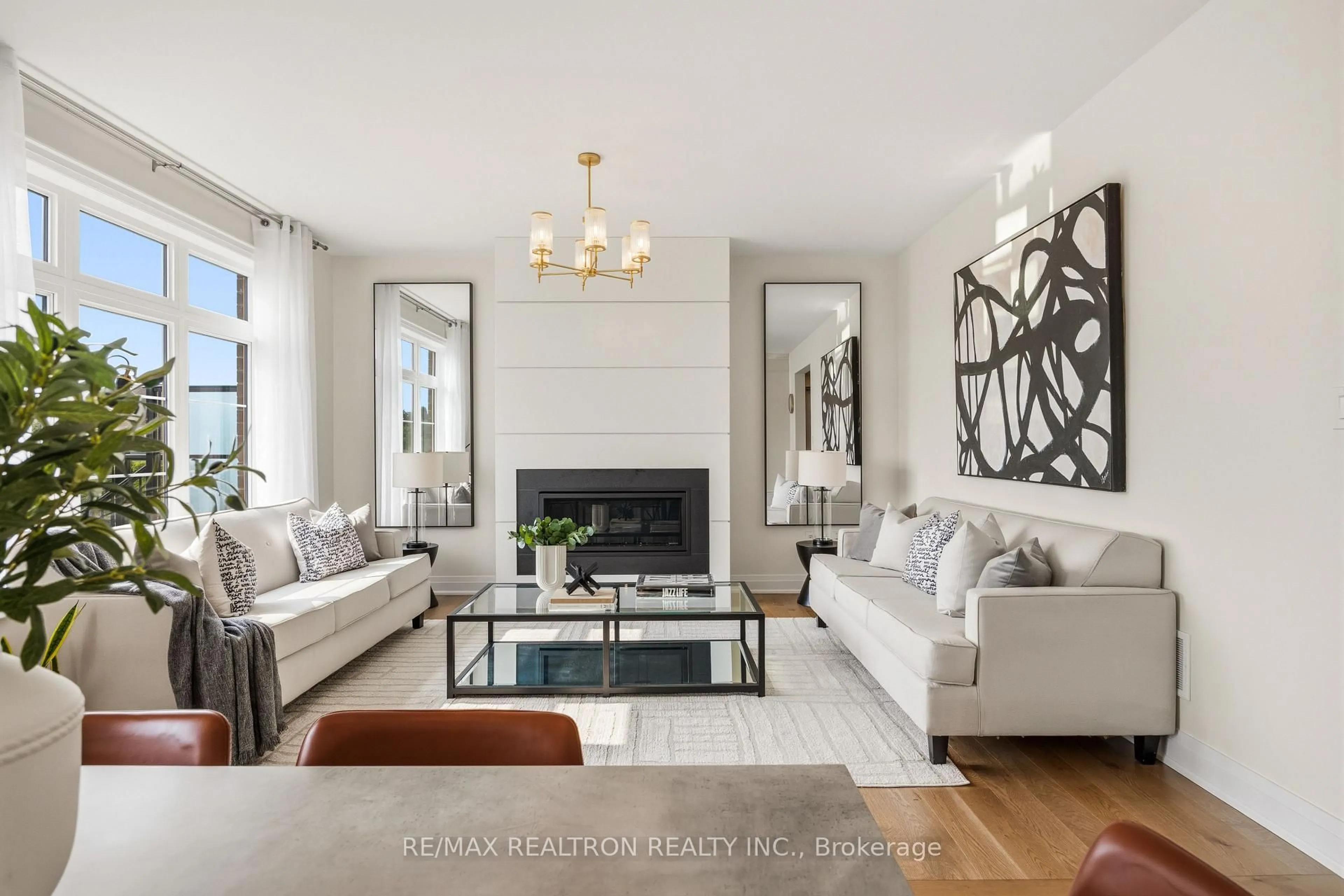 Living room with furniture, unknown for 22 Upbound Crt, East Gwillimbury Ontario L9N 0W1