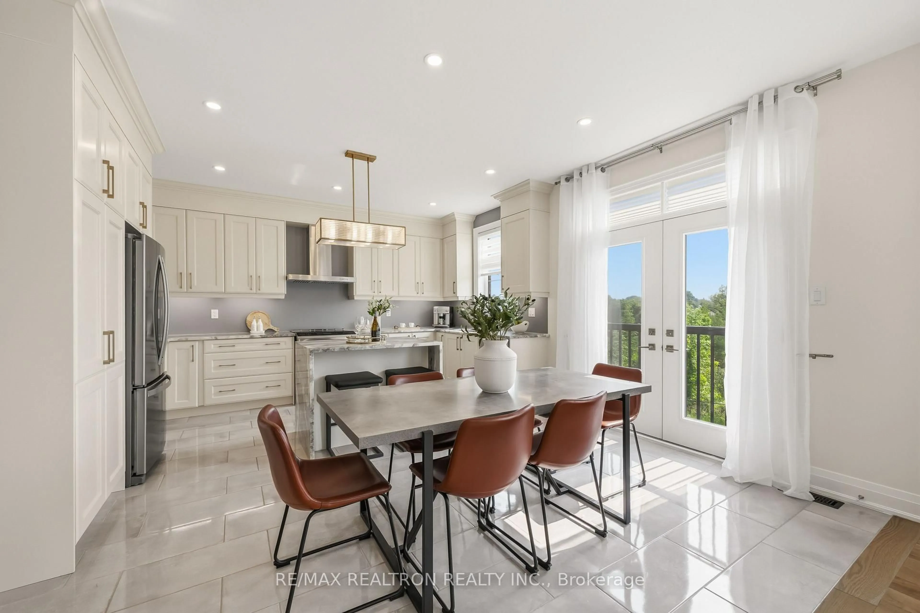 Open concept kitchen, ceramic/tile floor for 22 Upbound Crt, East Gwillimbury Ontario L9N 0W1