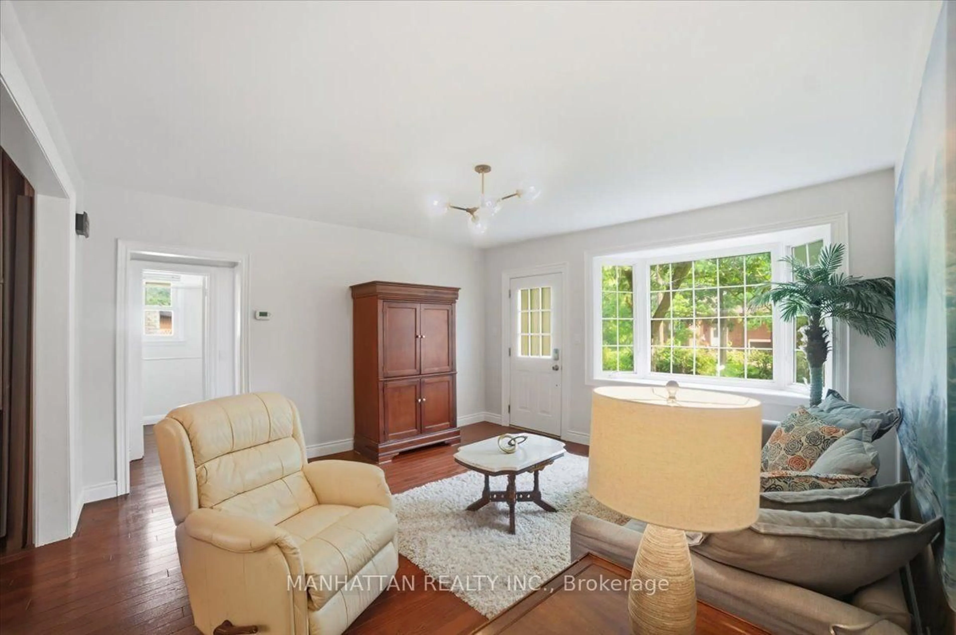 Living room with furniture, ceramic/tile floor for 10 Victor Dr, Whitchurch-Stouffville Ontario L4A 3G5
