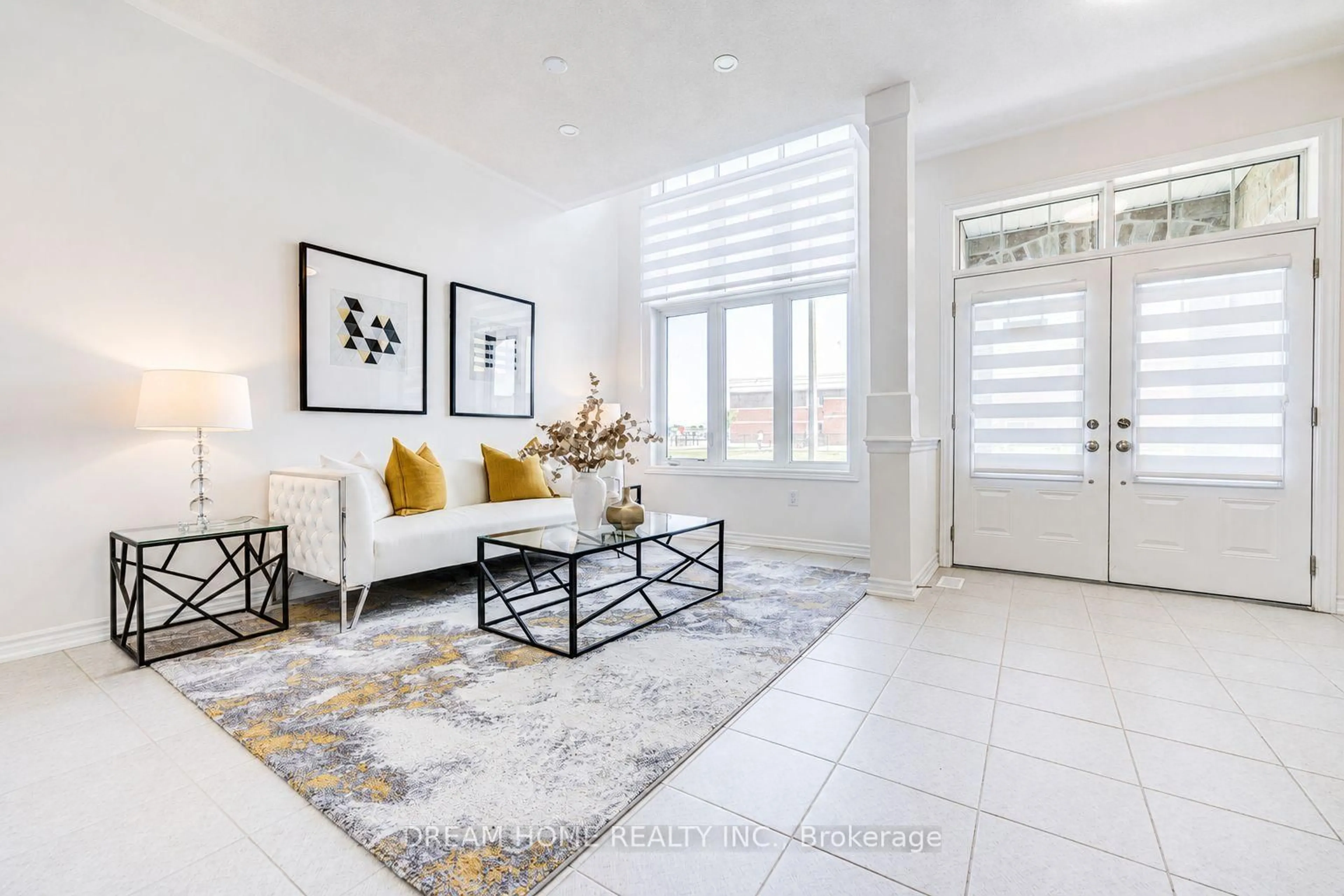 Indoor entryway for 7 Charles White Crt, East Gwillimbury Ontario L9N 0T7