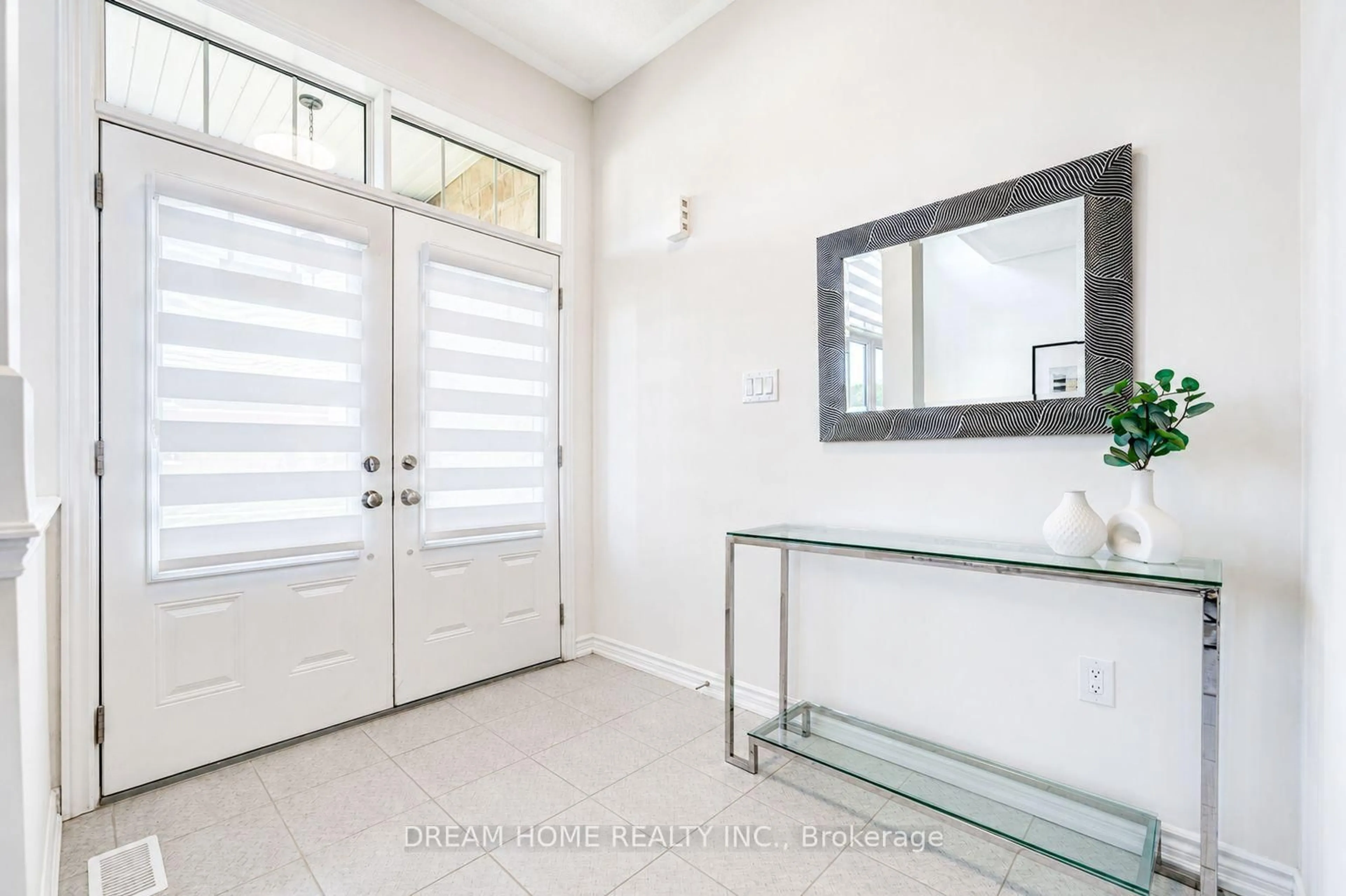Indoor entryway for 7 Charles White Crt, East Gwillimbury Ontario L9N 0T7