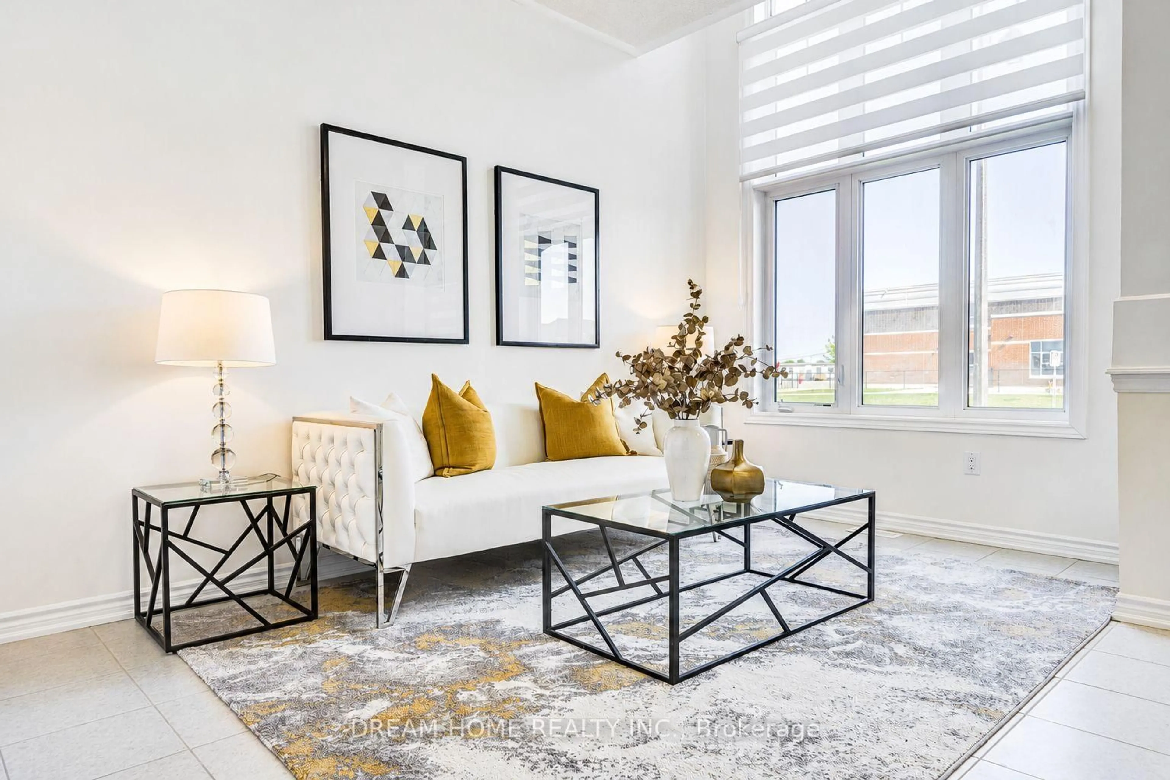 Living room with furniture, unknown for 7 Charles White Crt, East Gwillimbury Ontario L9N 0T7