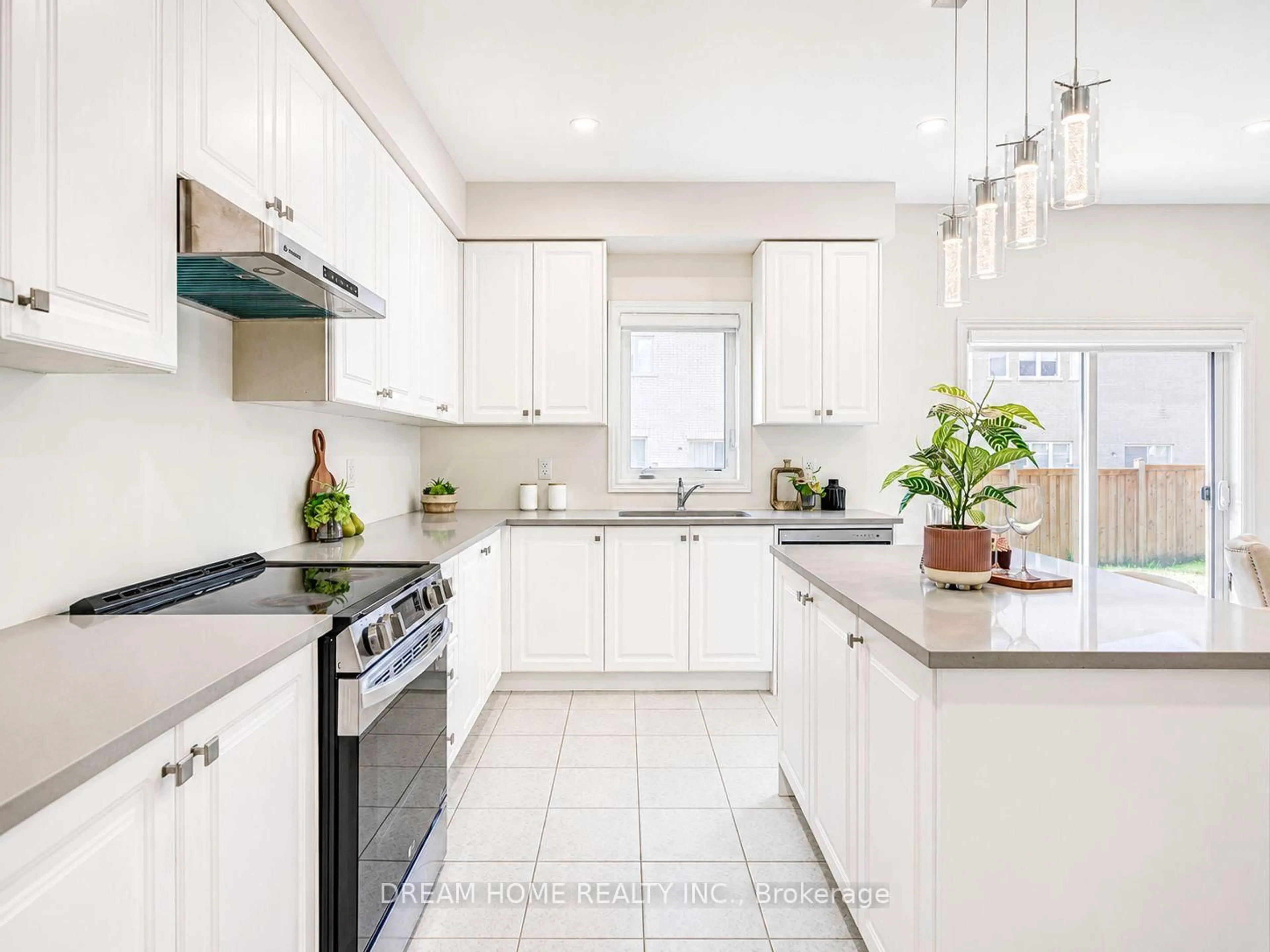 Open concept kitchen, ceramic/tile floor for 7 Charles White Crt, East Gwillimbury Ontario L9N 0T7
