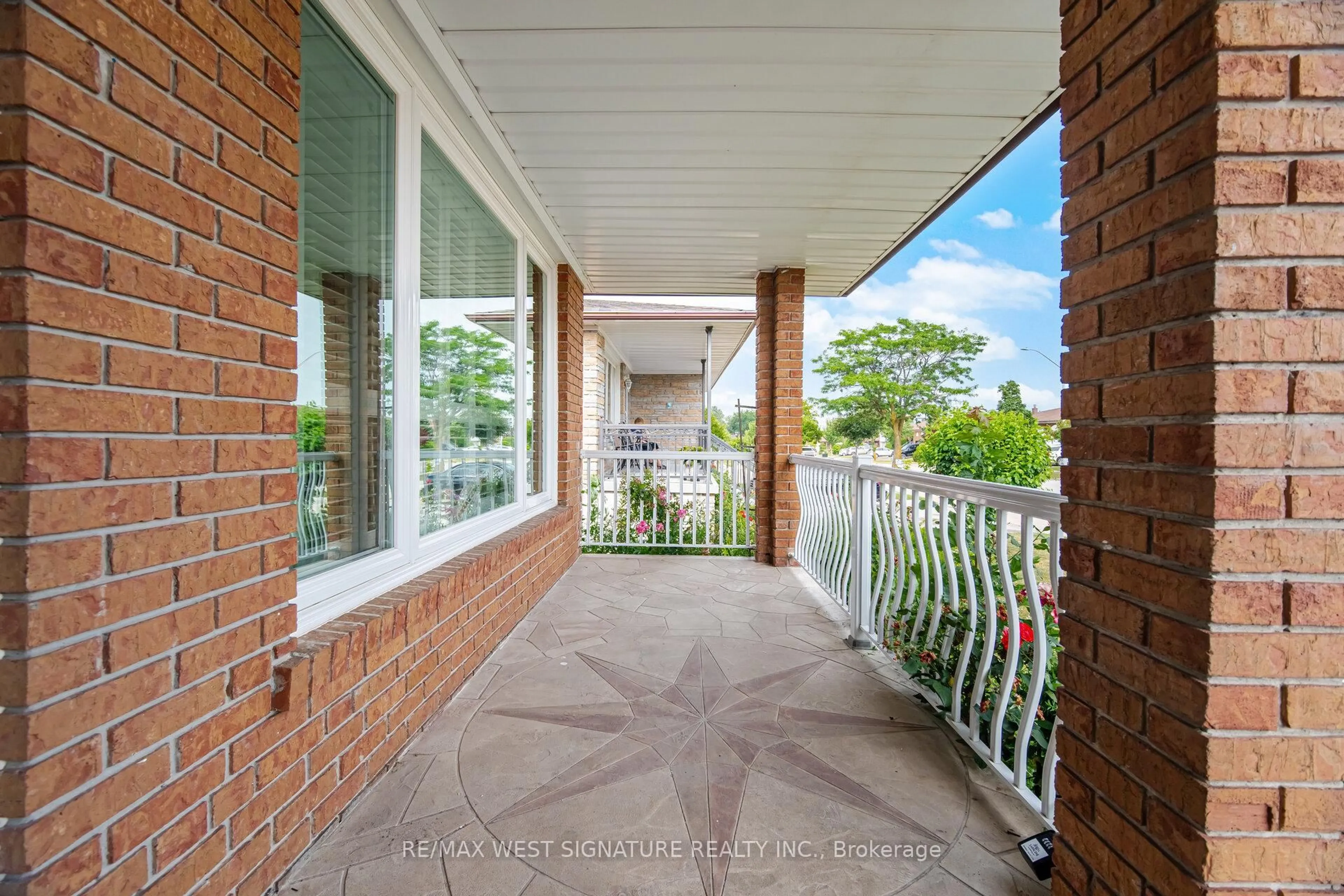 Patio, street for 90 North Ridge Rd, Vaughan Ontario L4L 2G8