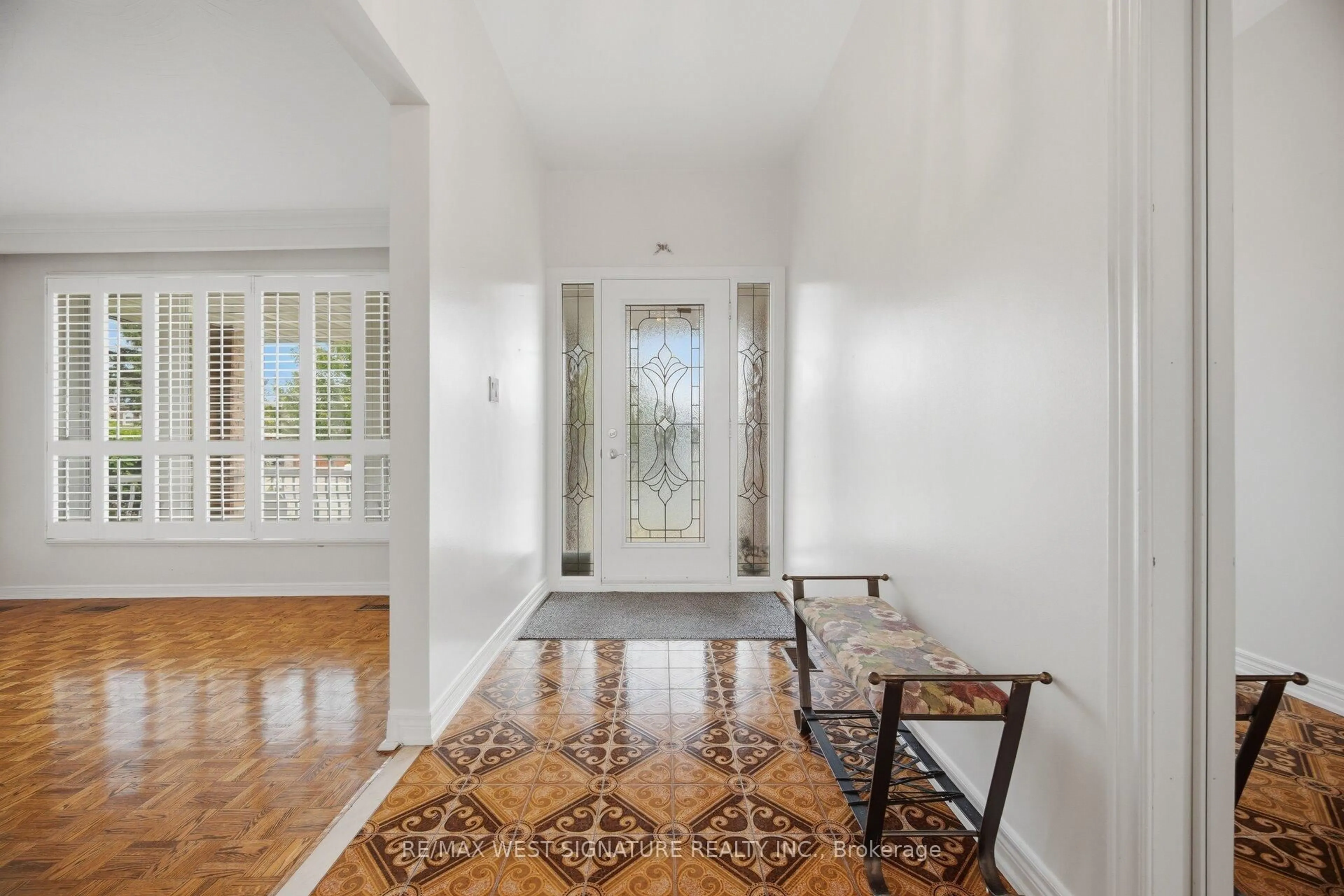Indoor entryway for 90 North Ridge Rd, Vaughan Ontario L4L 2G8