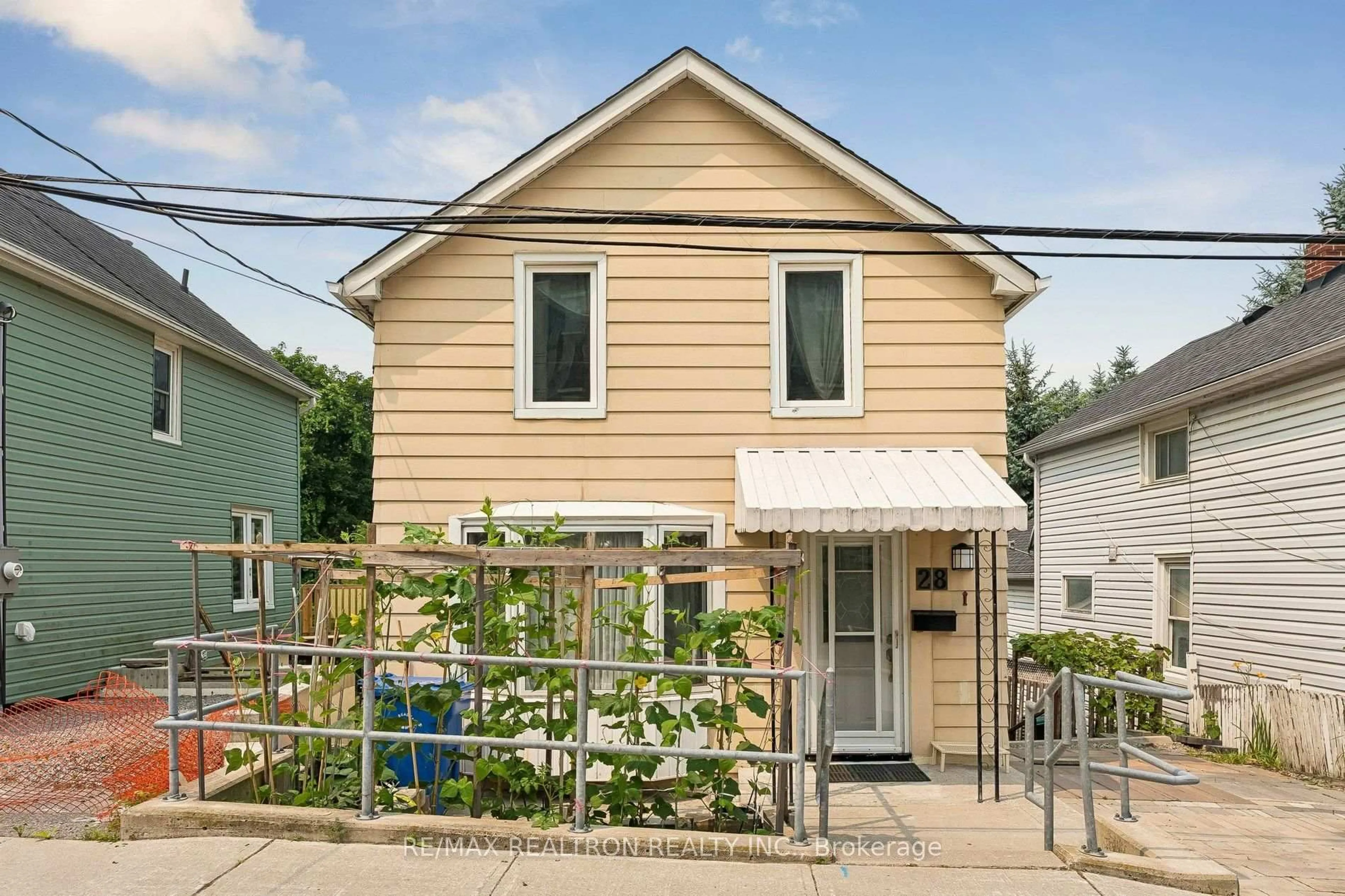 Home with vinyl exterior material, street for 28 Machell Ave, Aurora Ontario L4G 2R7