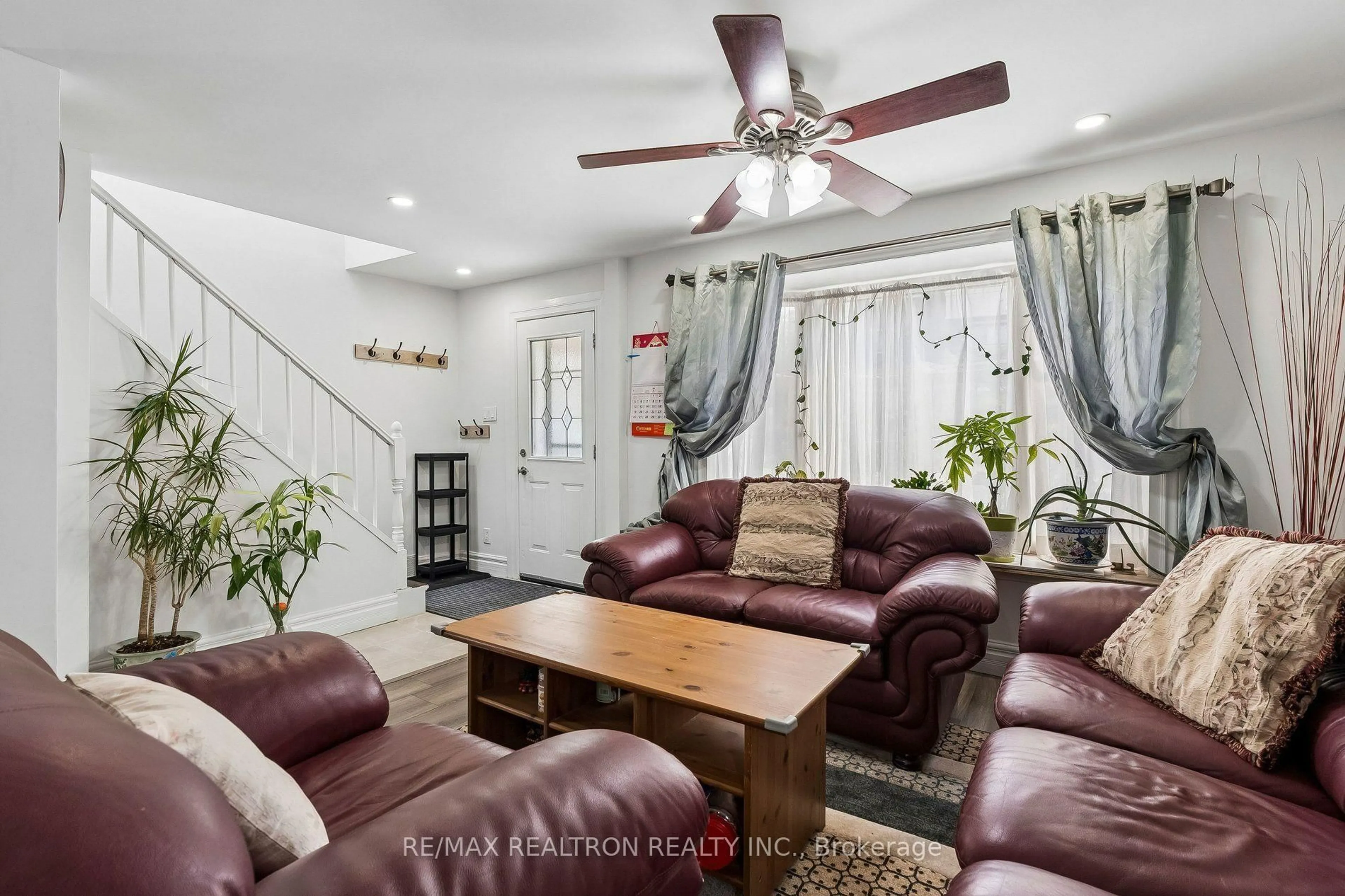 Living room with furniture, unknown for 28 Machell Ave, Aurora Ontario L4G 2R7