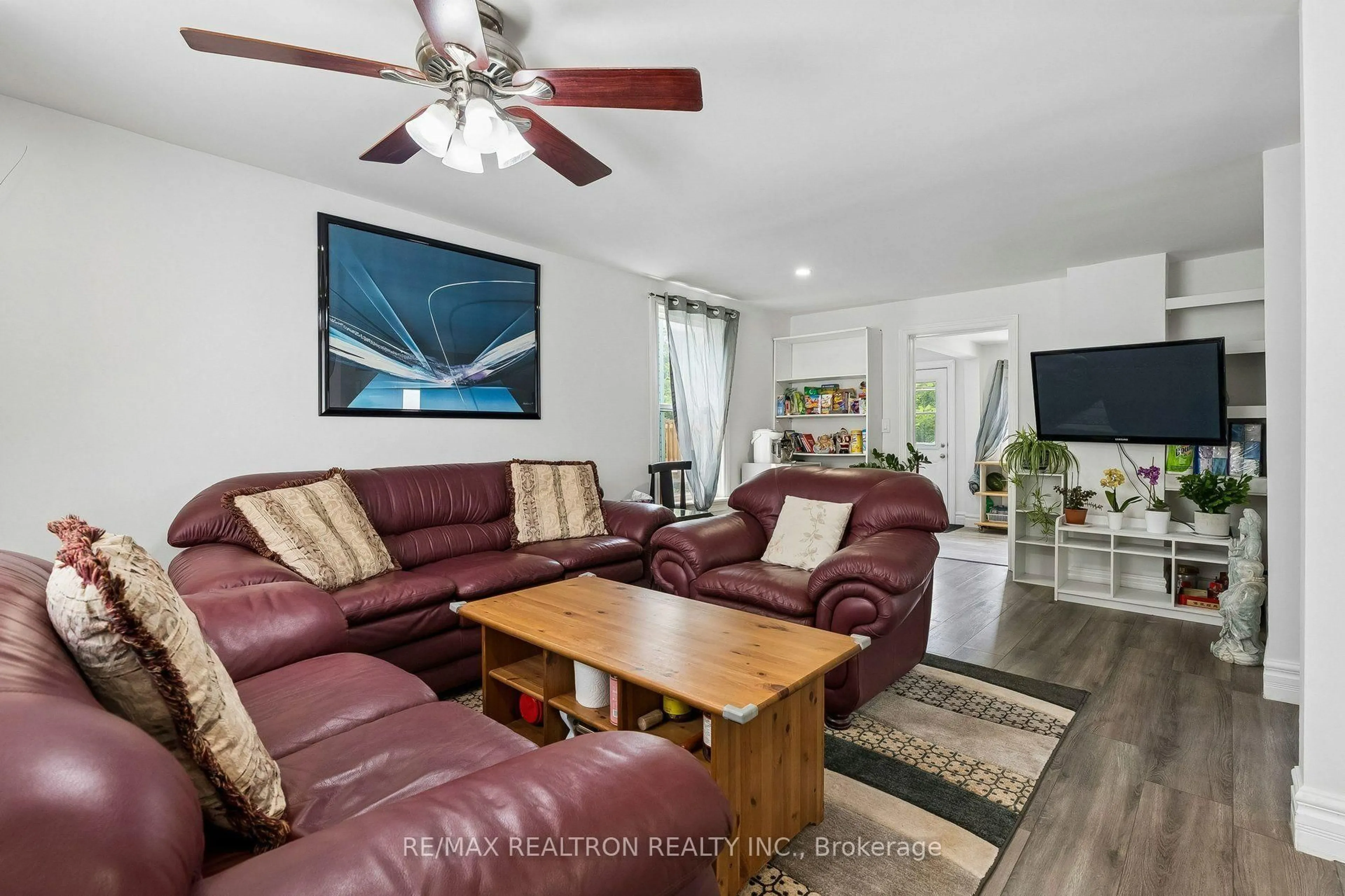 Living room with furniture, unknown for 28 Machell Ave, Aurora Ontario L4G 2R7