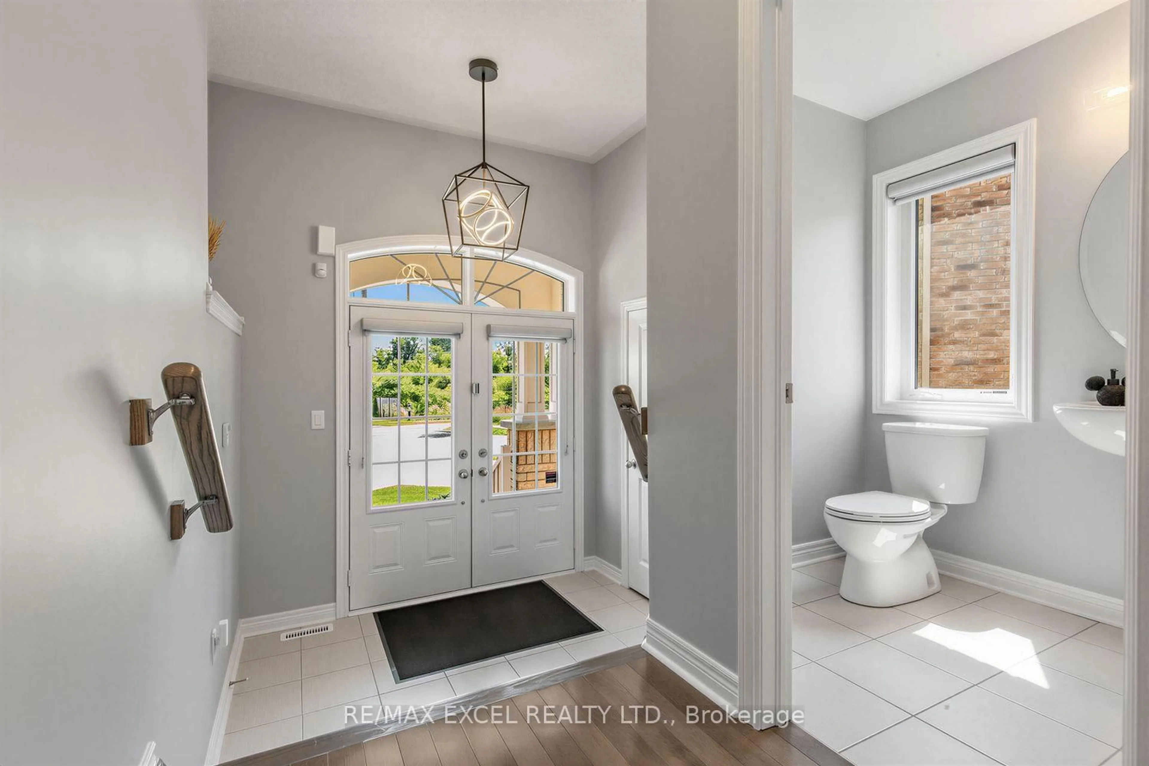 Indoor entryway for 10 KEN BETZ Crt, Whitchurch-Stouffville Ontario L4A 4P5