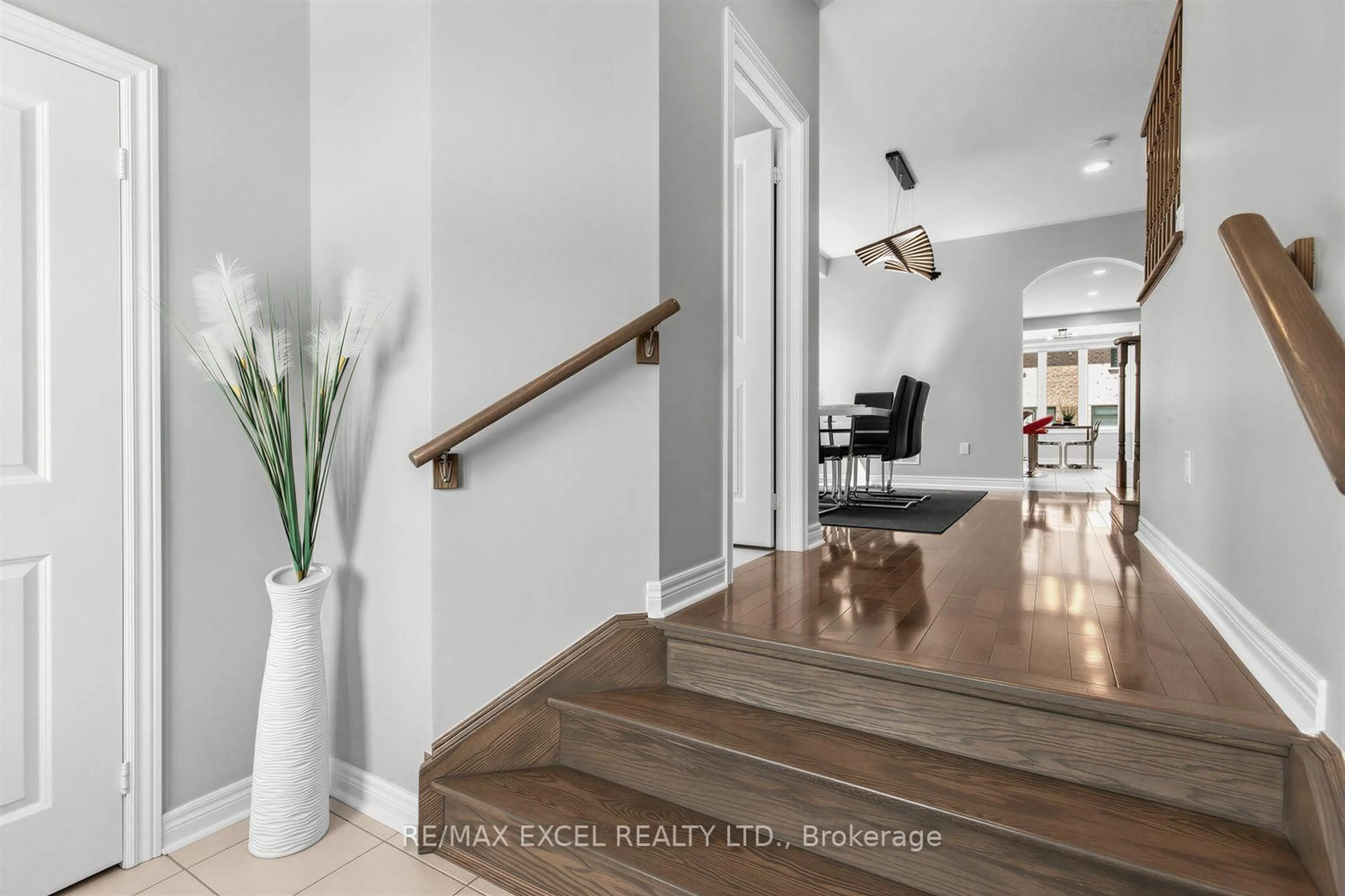 Indoor entryway for 10 KEN BETZ Crt, Whitchurch-Stouffville Ontario L4A 4P5
