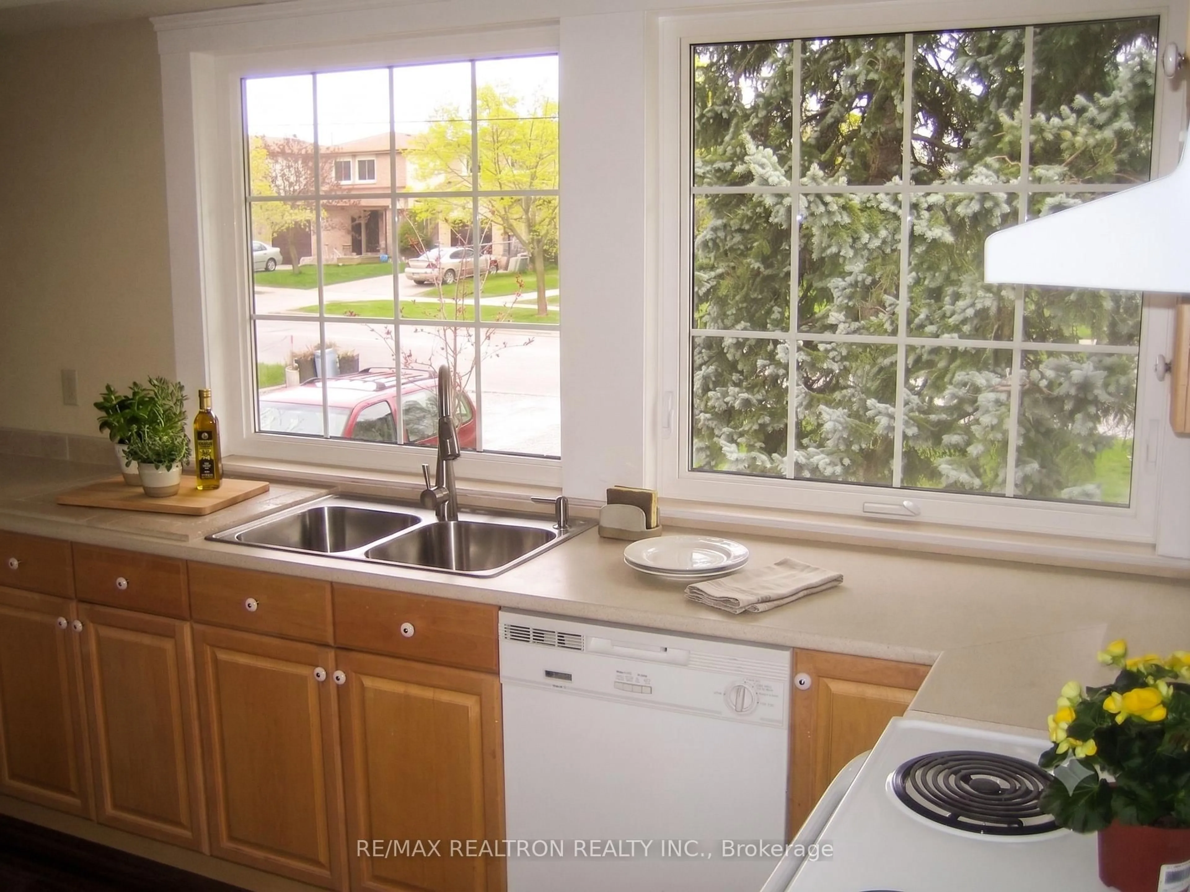 Standard kitchen, ceramic/tile floor for 166 WELDRICK Rd, Richmond Hill Ontario L4C 3V1
