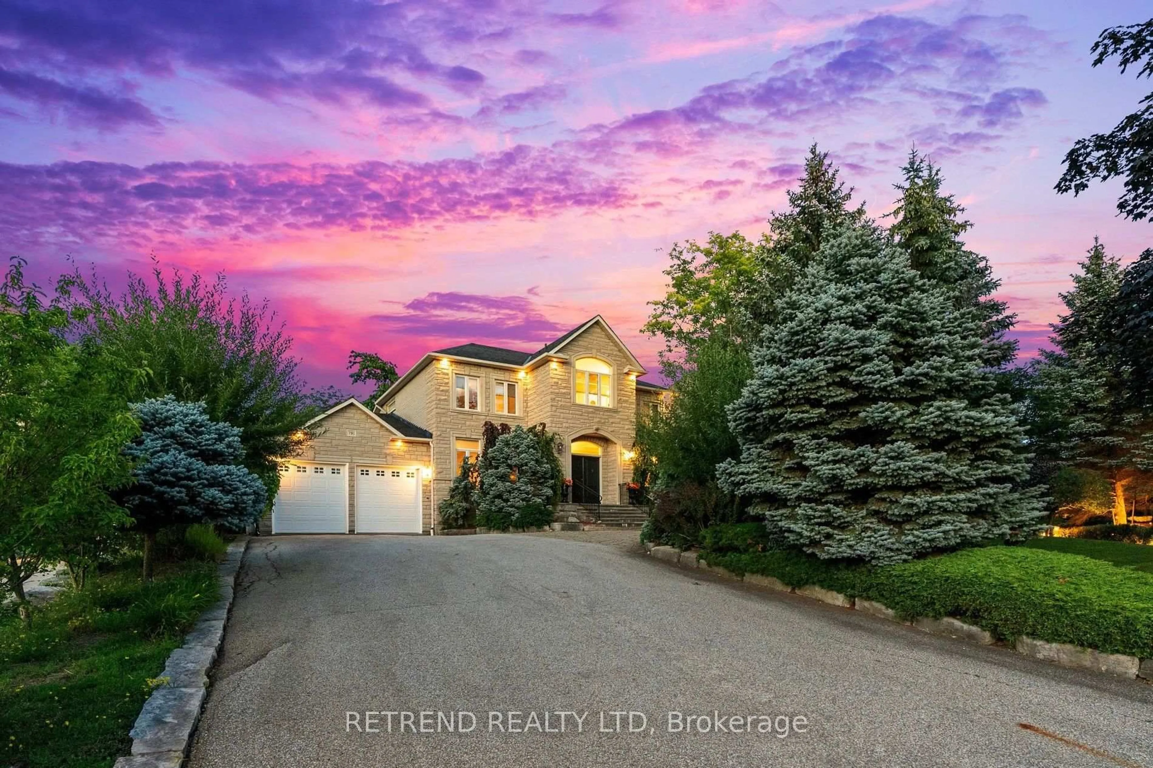 A pic from outside/outdoor area/front of a property/back of a property/a pic from drone, street for 791 Clarence St, Vaughan Ontario L4L 8V2