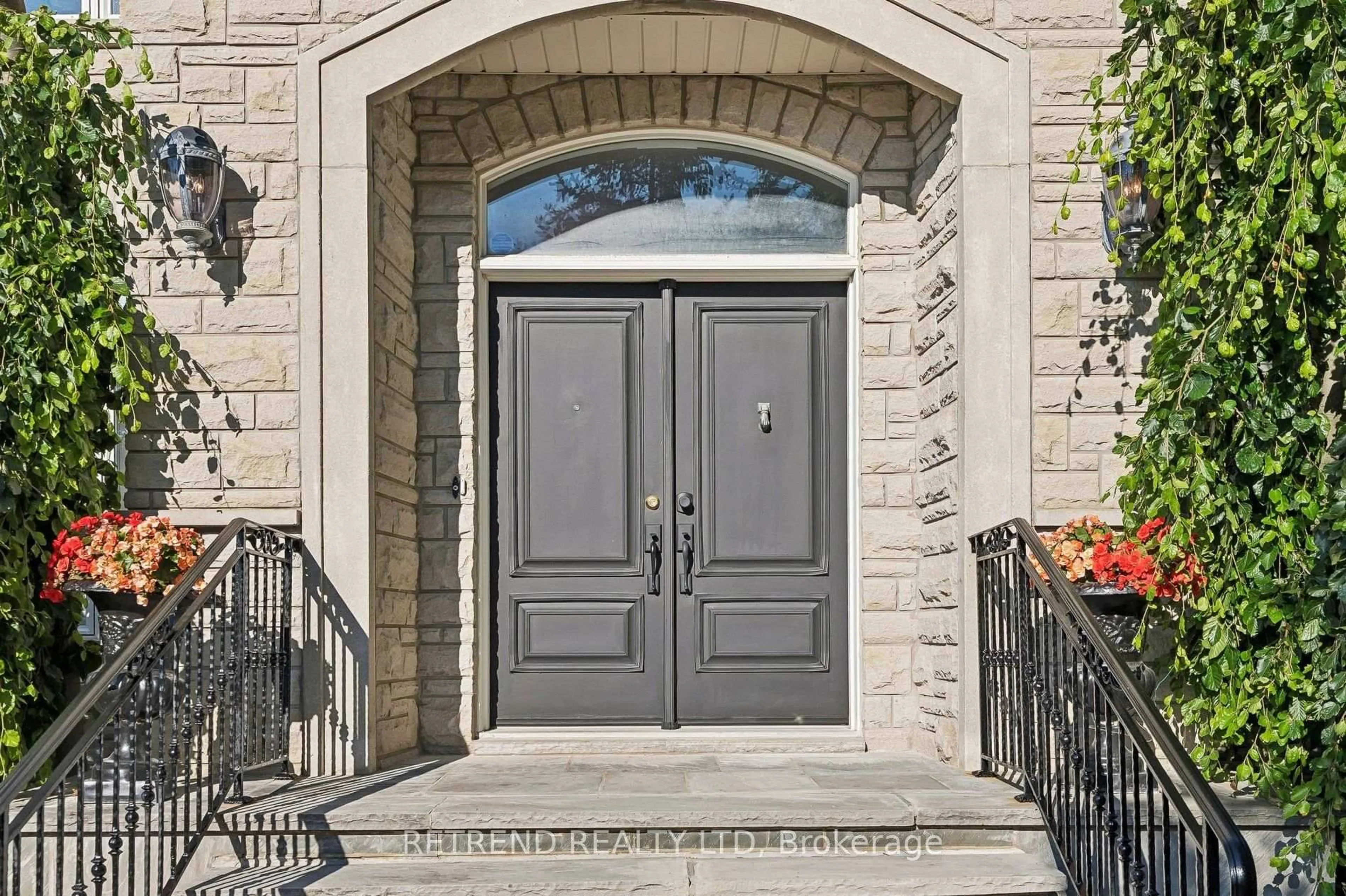 Indoor entryway for 791 Clarence St, Vaughan Ontario L4L 8V2