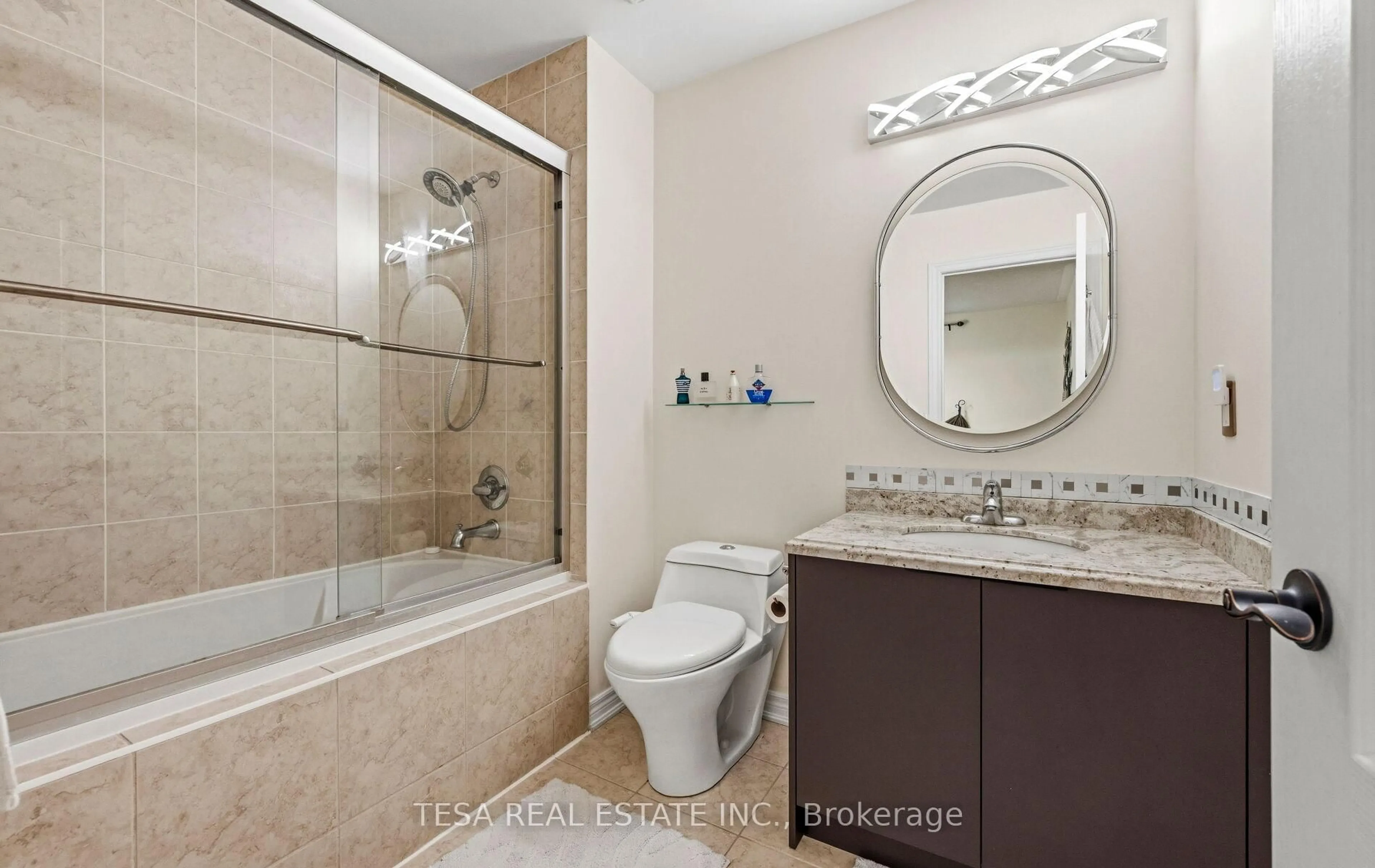 Standard bathroom, ceramic/tile floor for 417 Lady Nadia Dr, Vaughan Ontario L6A 4E8