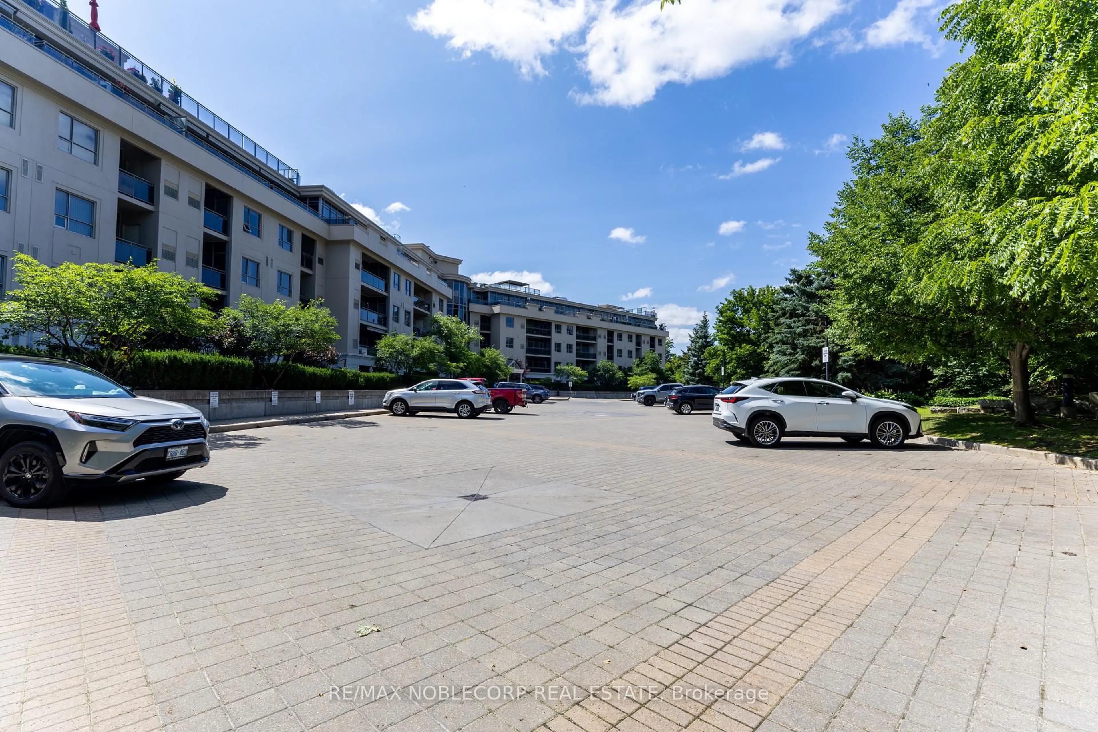 A pic from outside/outdoor area/front of a property/back of a property/a pic from drone, street for 8201 Islington Ave #105, Vaughan Ontario L4L 9S6