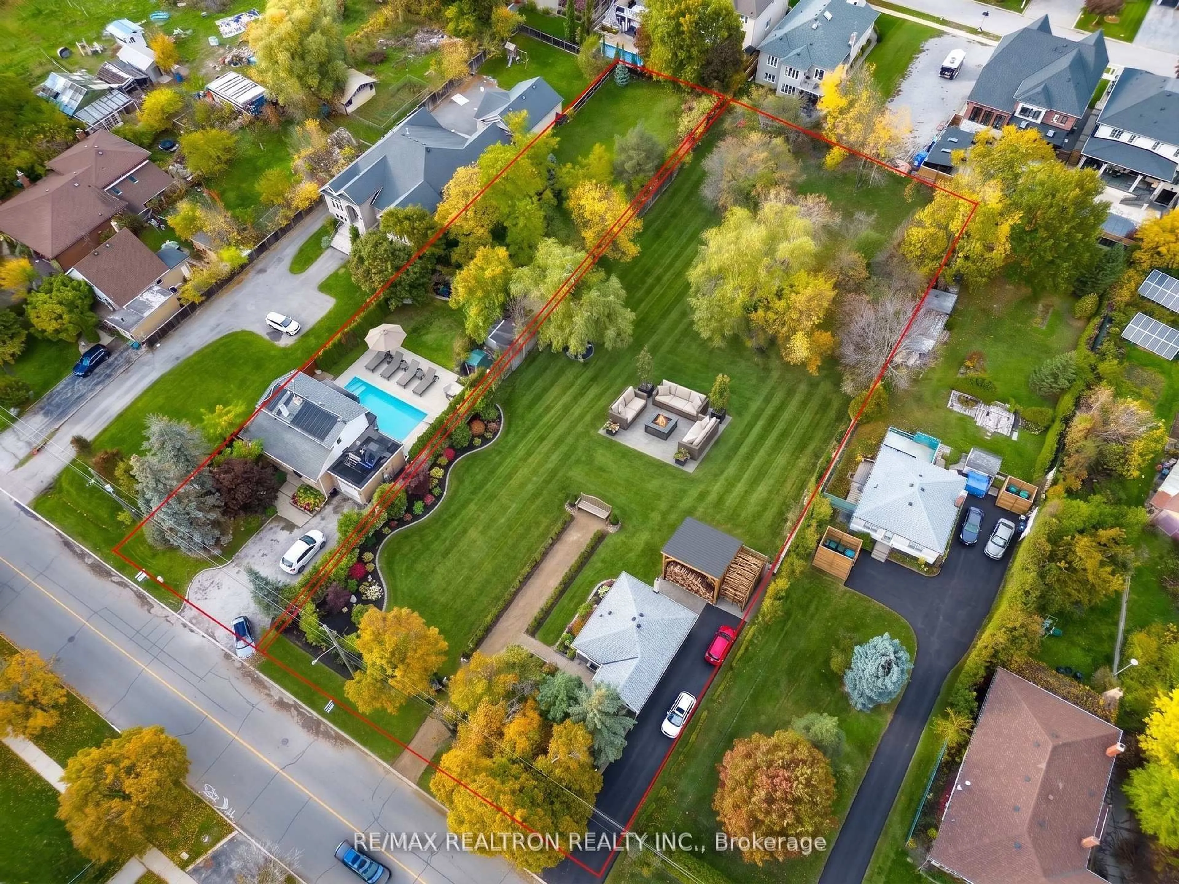 A pic from outside/outdoor area/front of a property/back of a property/a pic from drone, street for 162 Weldrick Rd, Richmond Hill Ontario L4C 3V1