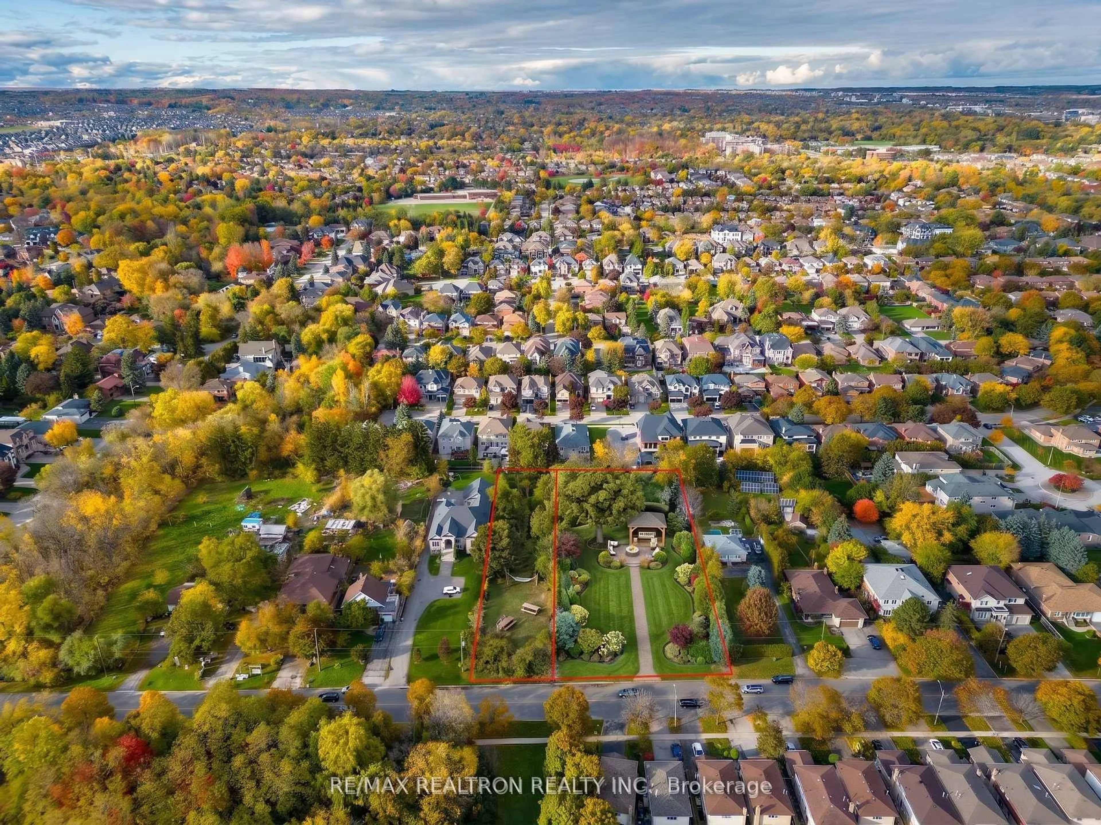 A pic from outside/outdoor area/front of a property/back of a property/a pic from drone, mountain view for 162 Weldrick Rd, Richmond Hill Ontario L4C 3V1