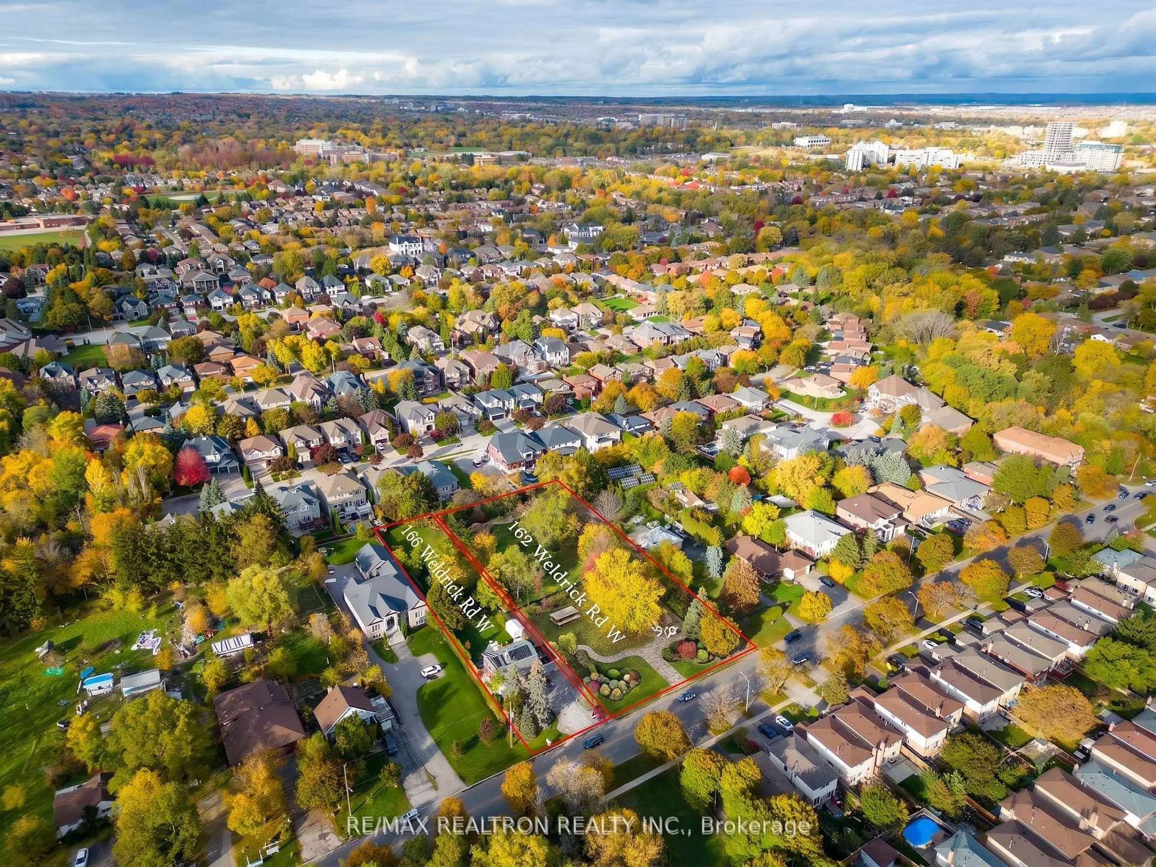 A pic from outside/outdoor area/front of a property/back of a property/a pic from drone, street for 162 Weldrick Rd, Richmond Hill Ontario L4C 3V1
