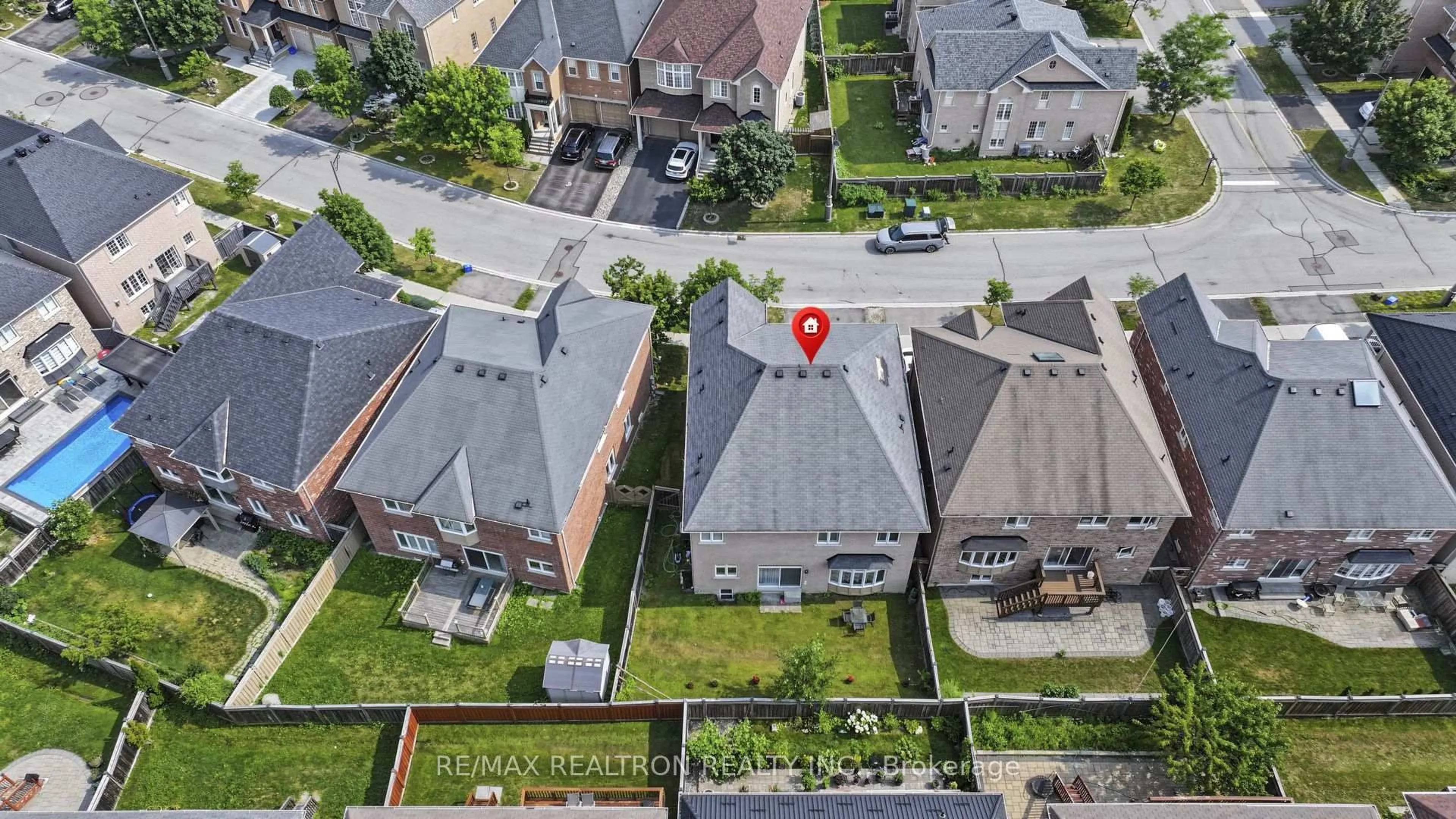 A pic from outside/outdoor area/front of a property/back of a property/a pic from drone, street for 28 Brightside Ave, Richmond Hill Ontario L4E 0P6