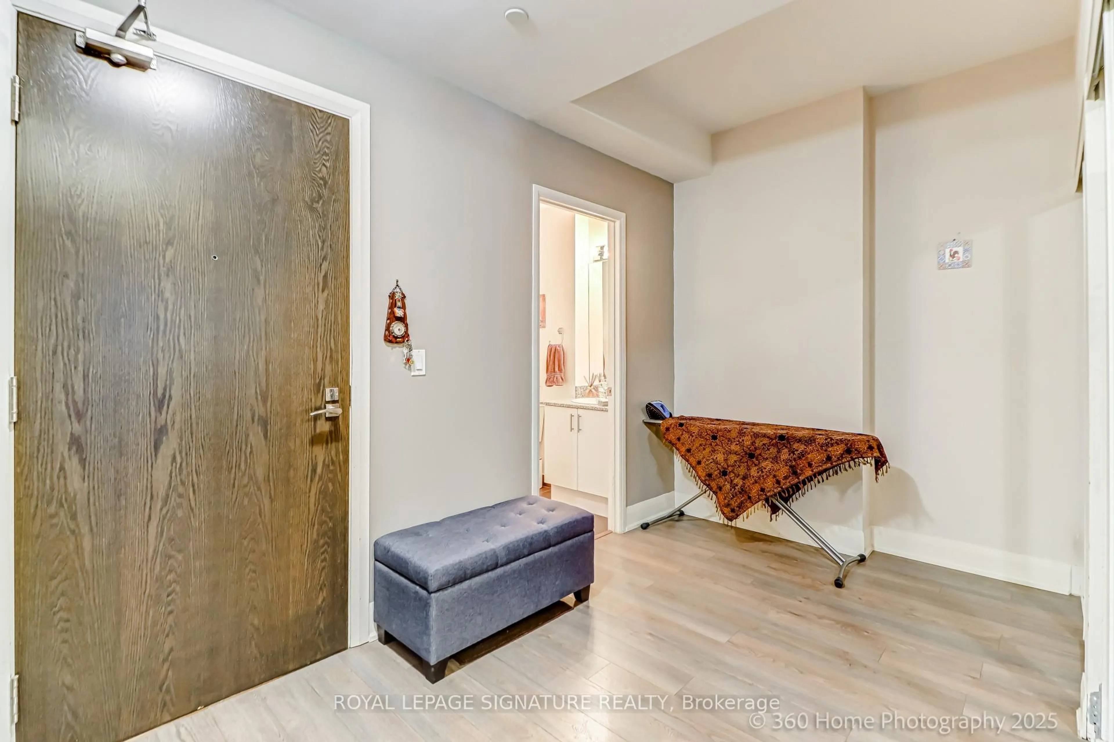 Indoor entryway for 2900 Hwy 7 Rd #1506, Vaughan Ontario L4K 0G3