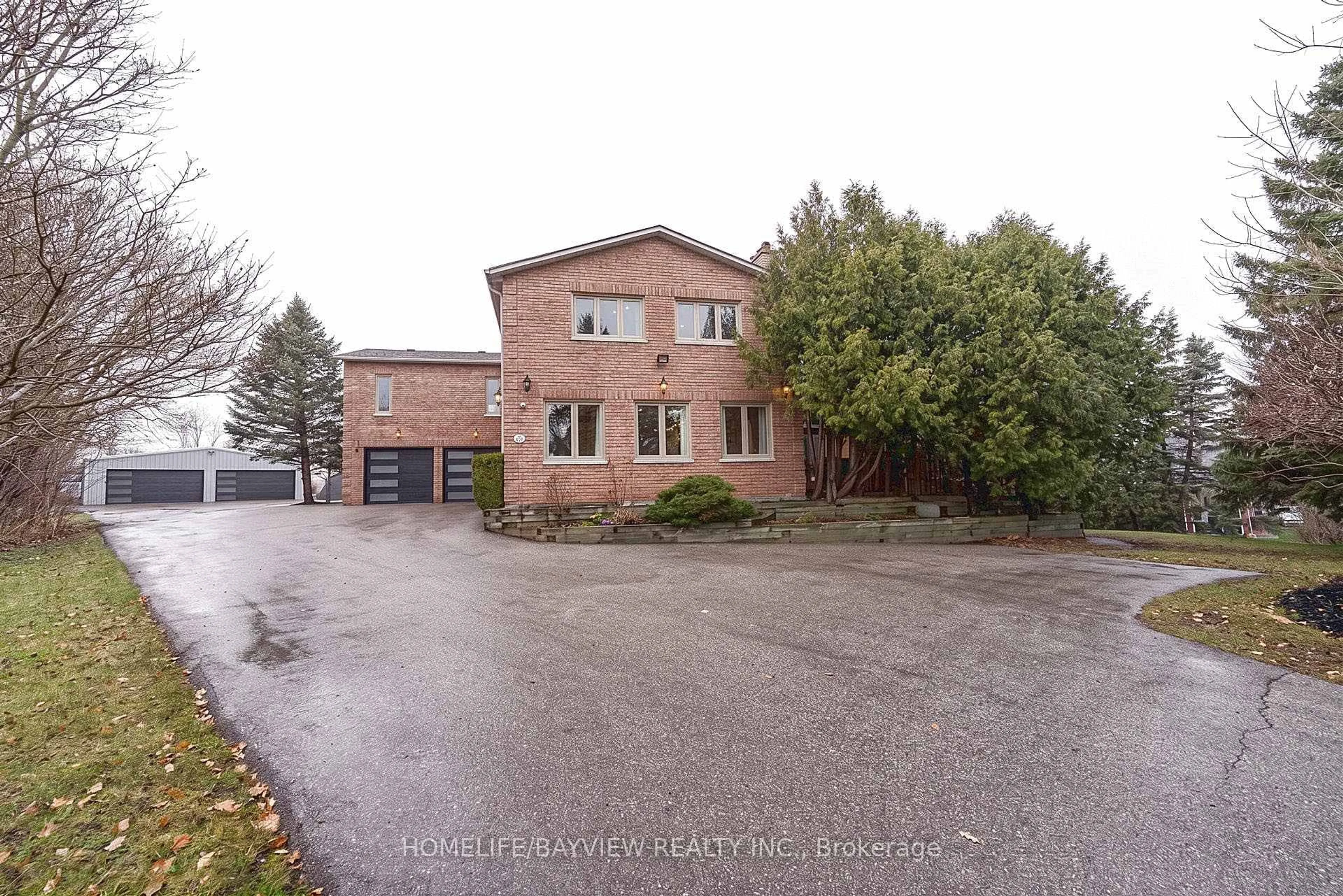 A pic from outside/outdoor area/front of a property/back of a property/a pic from drone, street for 25 Whispering Pine Tr, Aurora Ontario L4G 5C7