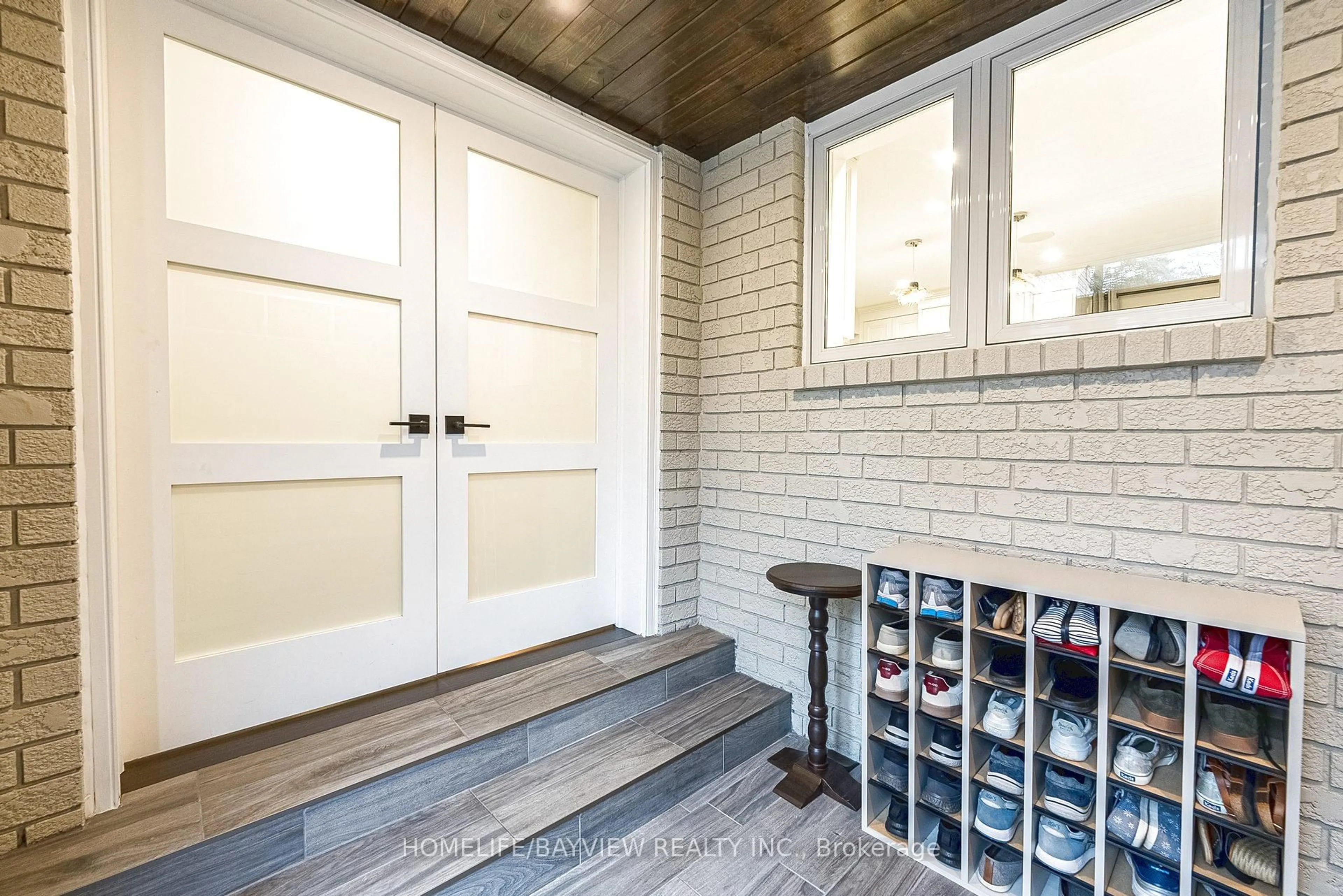 Indoor entryway for 25 Whispering Pine Tr, Aurora Ontario L4G 5C7