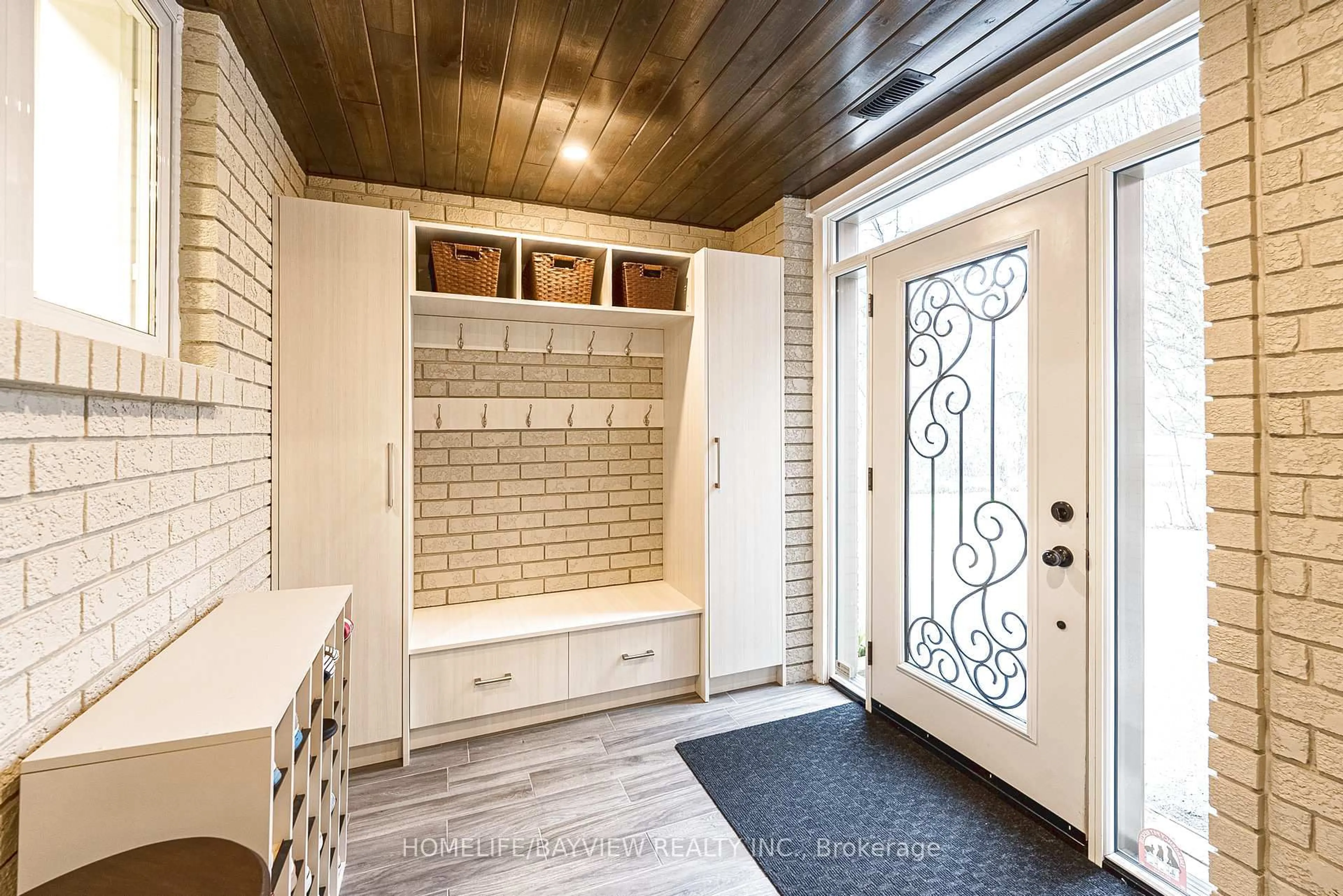 Indoor entryway for 25 Whispering Pine Tr, Aurora Ontario L4G 5C7