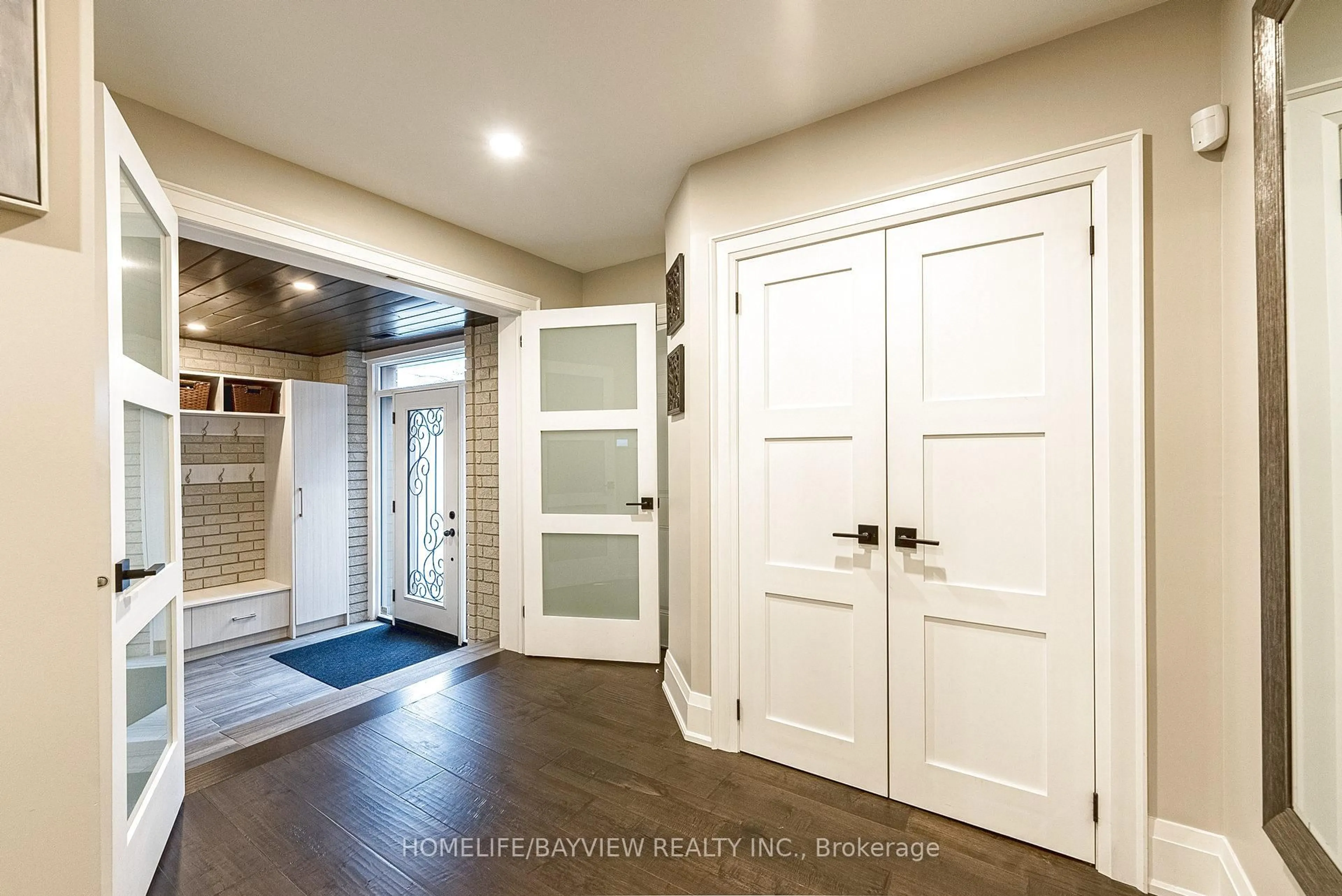 Indoor entryway for 25 Whispering Pine Tr, Aurora Ontario L4G 5C7