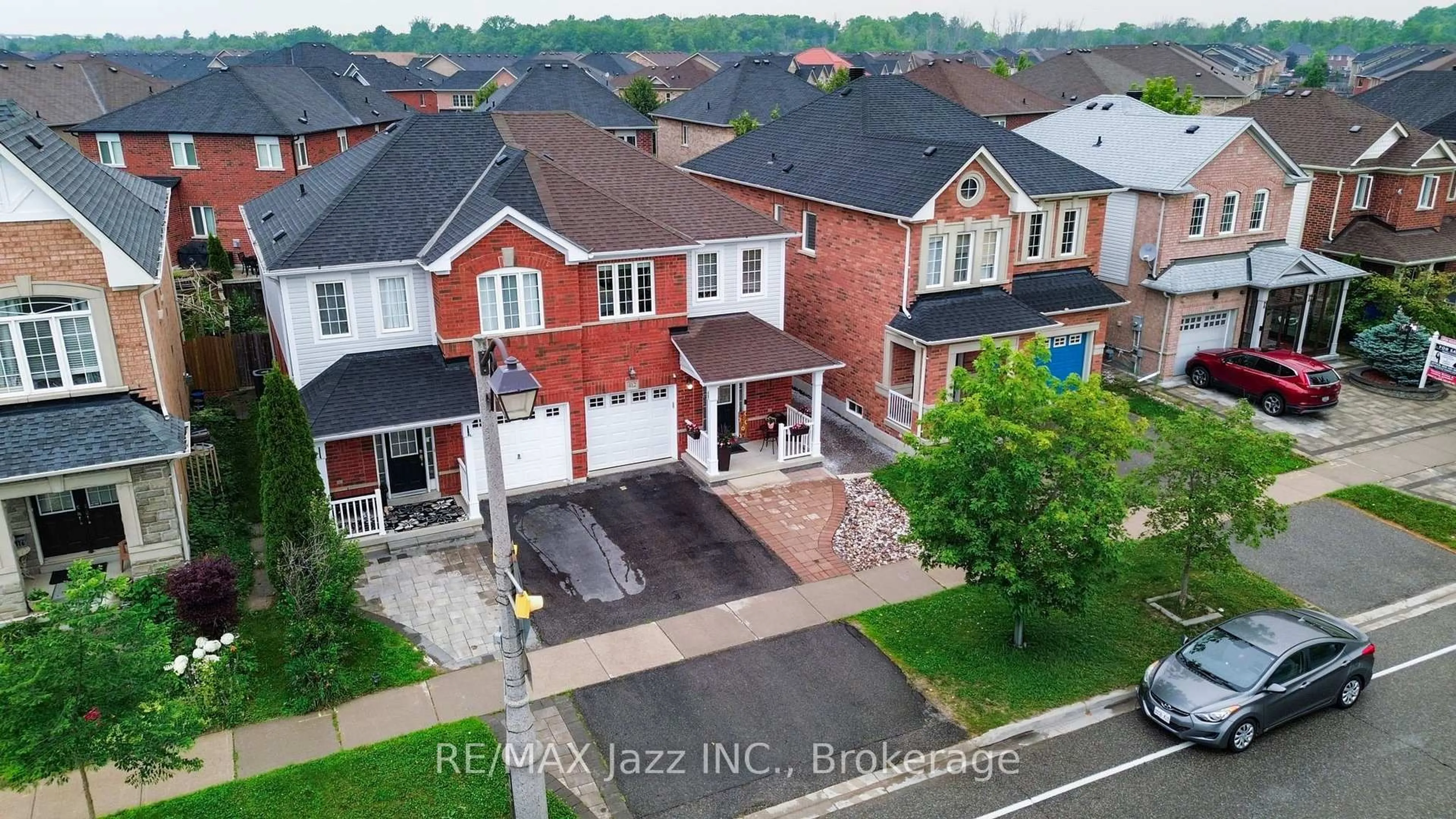 A pic from outside/outdoor area/front of a property/back of a property/a pic from drone, street for 412 Reeves Way Blvd, Whitchurch-Stouffville Ontario L4A 0H2