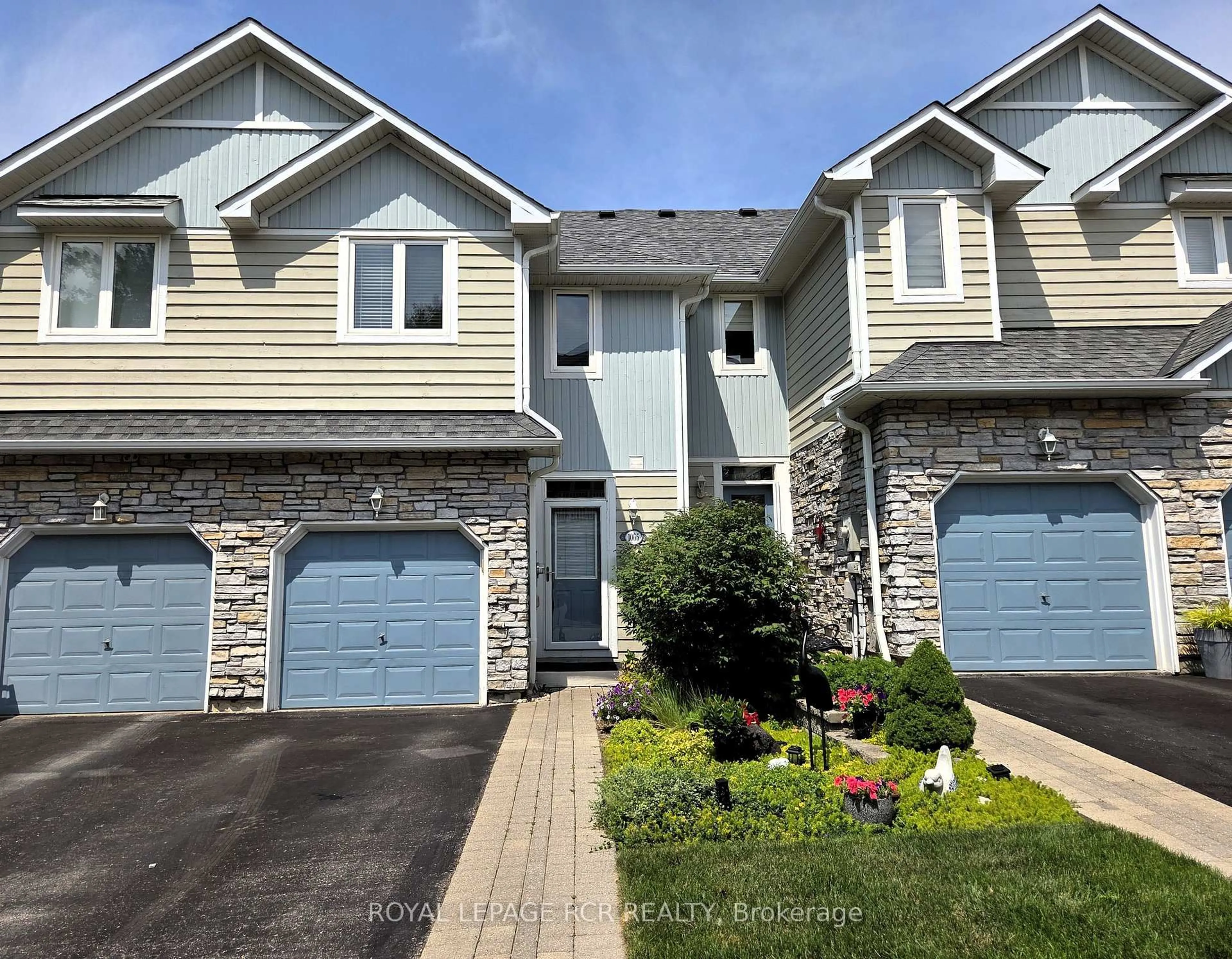 Home with vinyl exterior material, street for 1065 On Bogart Circ, Newmarket Ontario L3Y 8T4