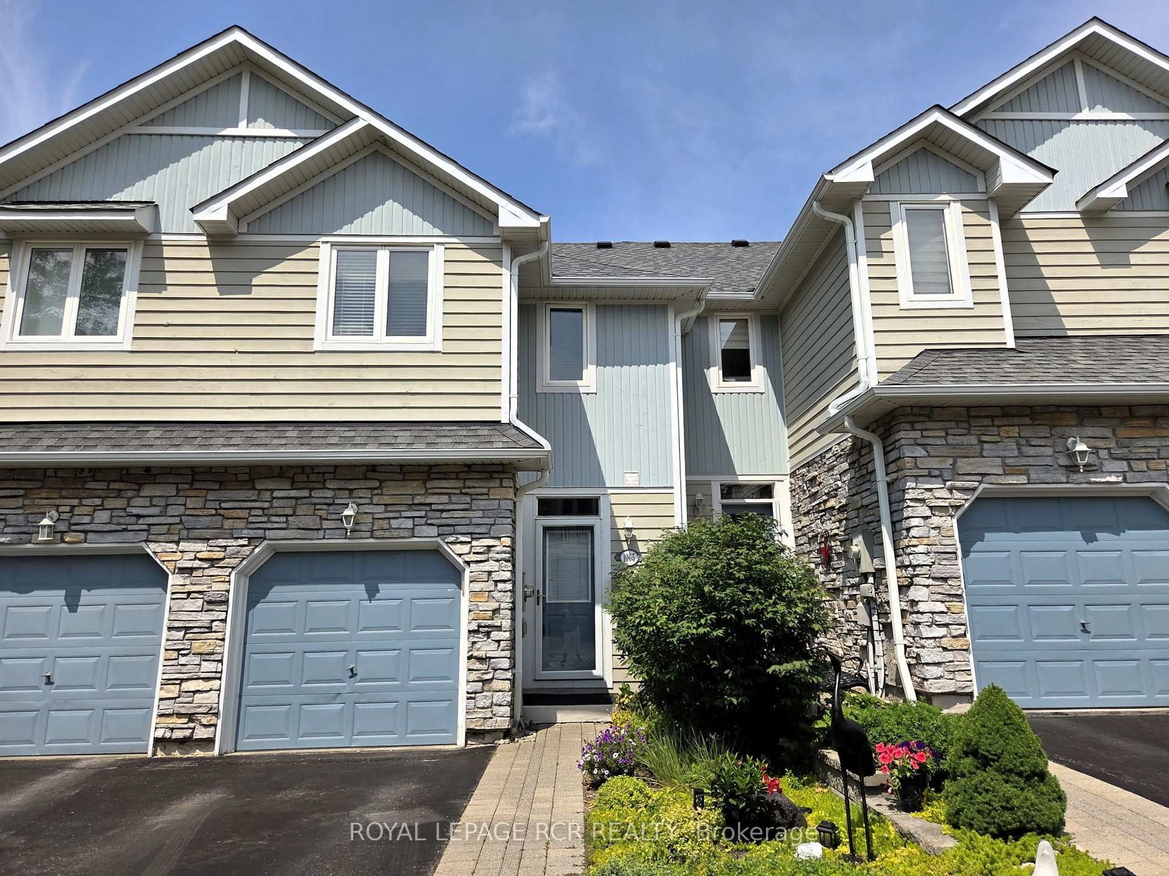 Home with vinyl exterior material, street for 1065 On Bogart Circ, Newmarket Ontario L3Y 8T4