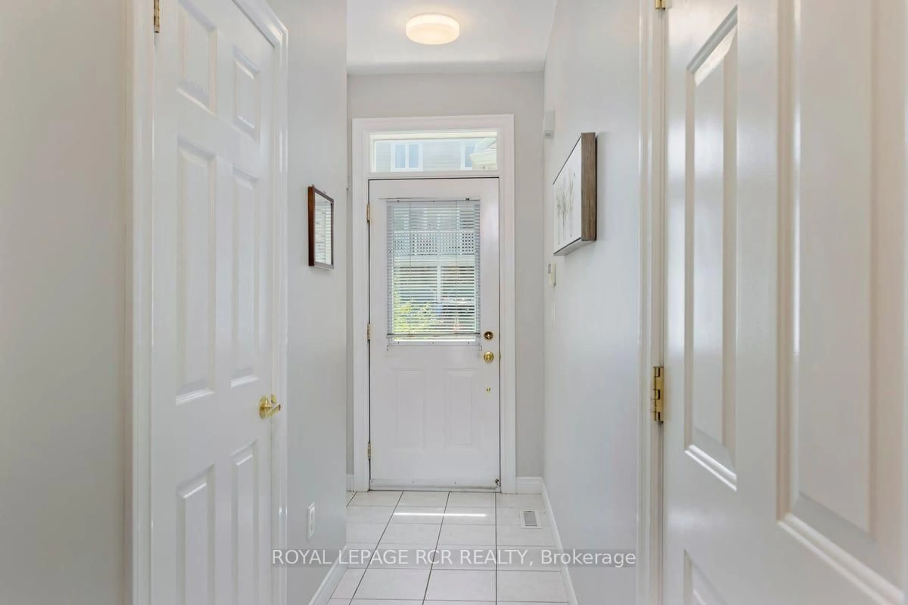 Indoor entryway for 1065 On Bogart Circ, Newmarket Ontario L3Y 8T4