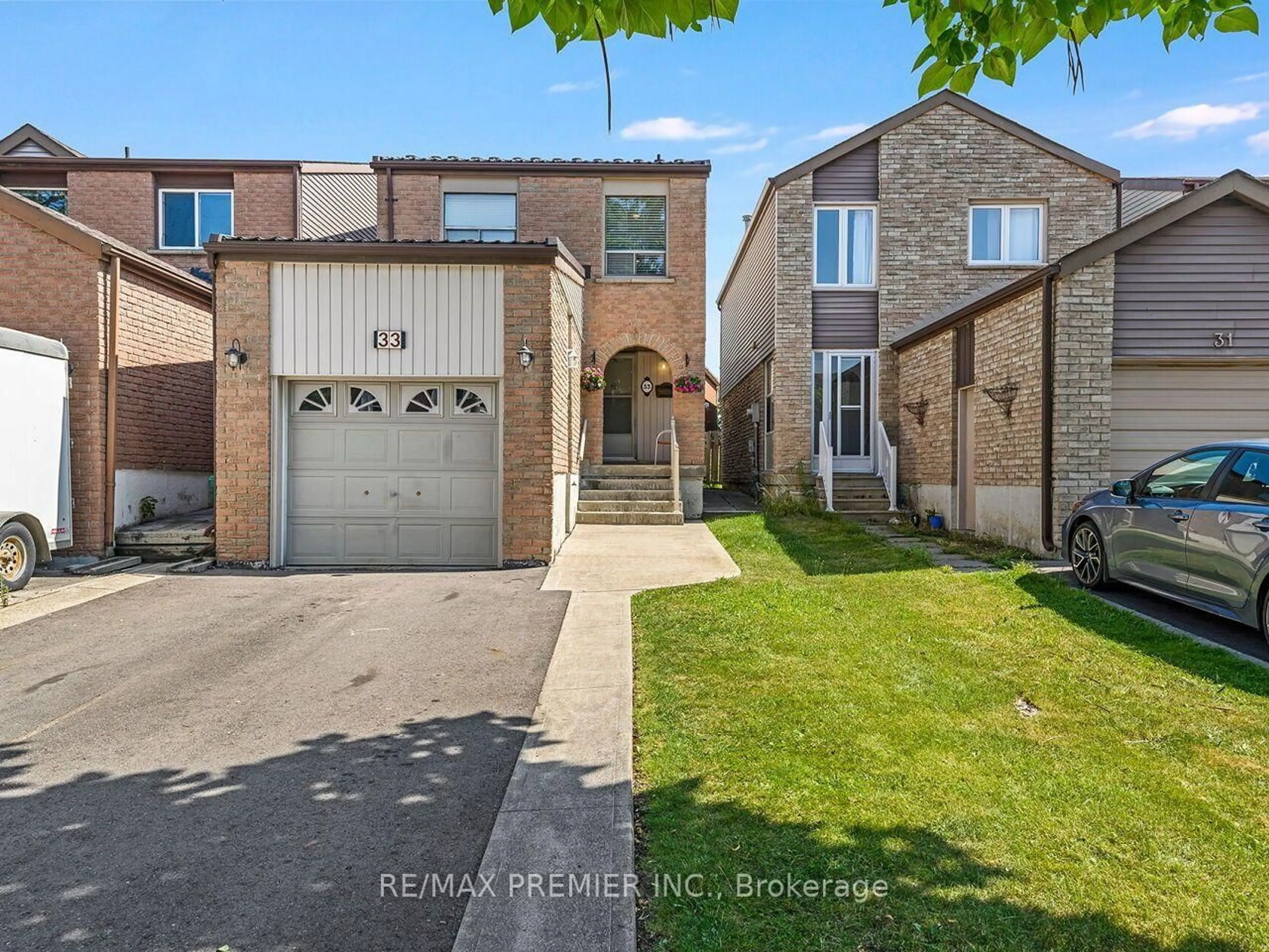 A pic from outside/outdoor area/front of a property/back of a property/a pic from drone, street for 33 Laurel Valley Crt, Vaughan Ontario L4K 2B3