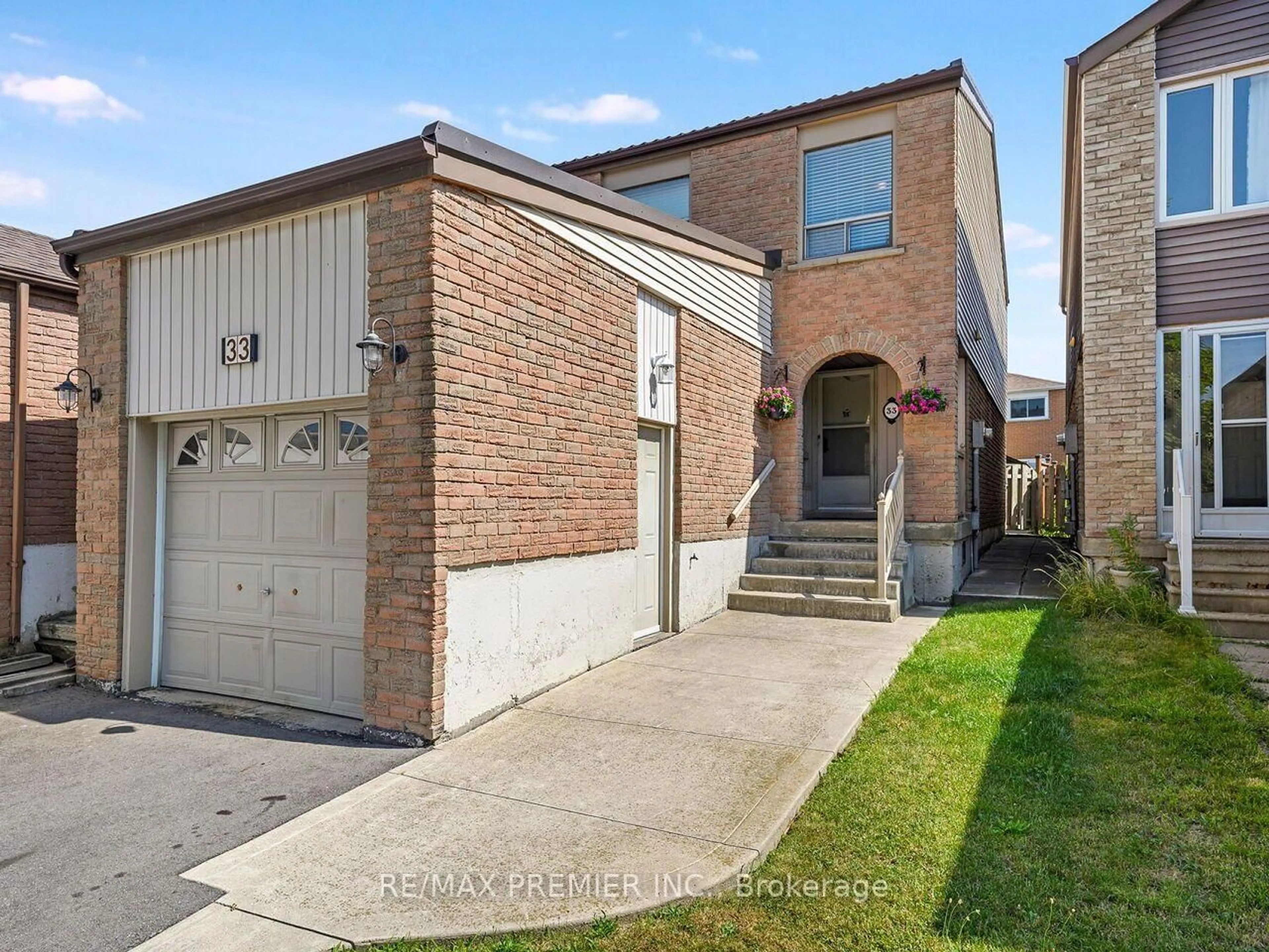 Home with brick exterior material, street for 33 Laurel Valley Crt, Vaughan Ontario L4K 2B3