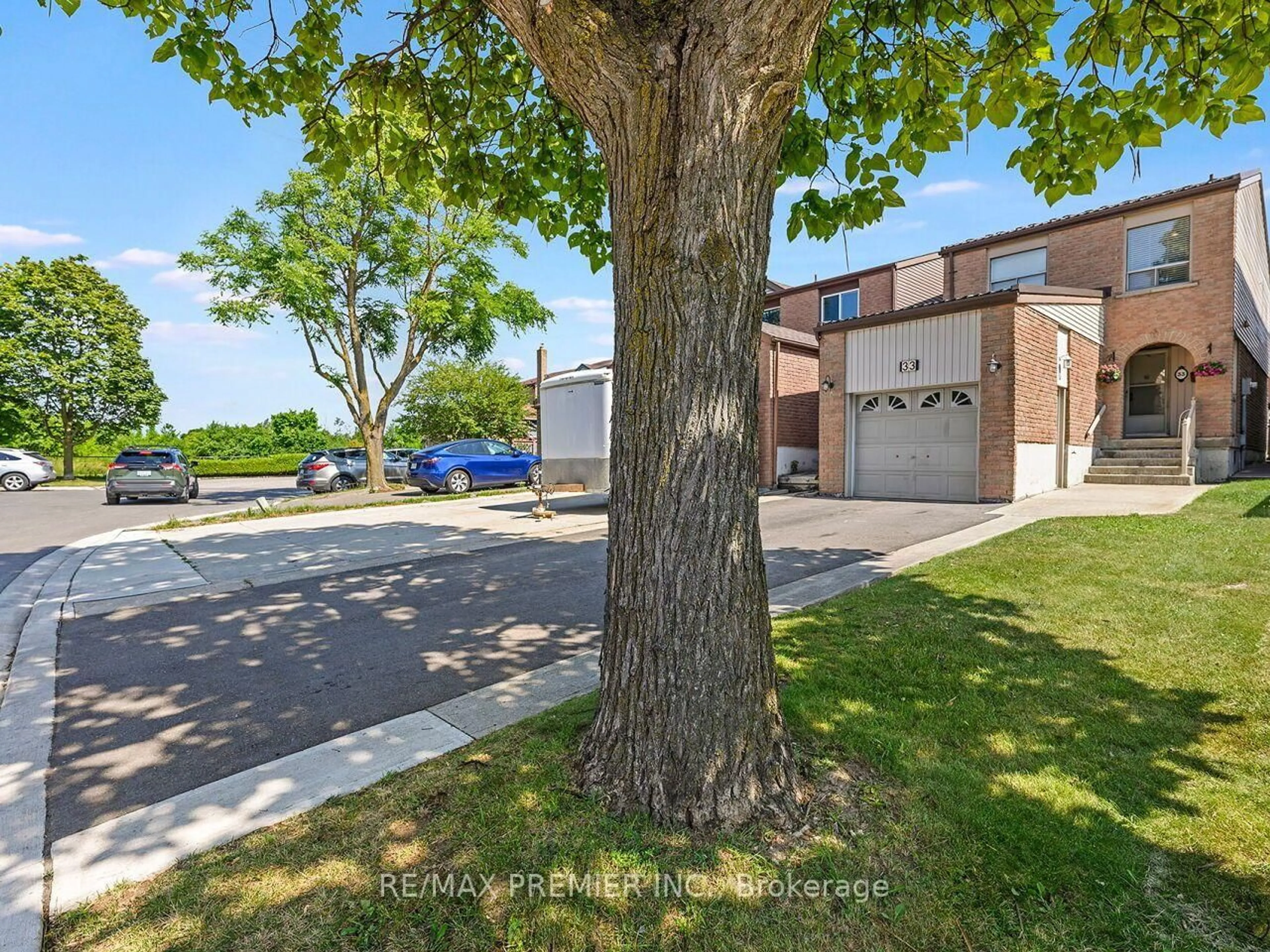 A pic from outside/outdoor area/front of a property/back of a property/a pic from drone, street for 33 Laurel Valley Crt, Vaughan Ontario L4K 2B3