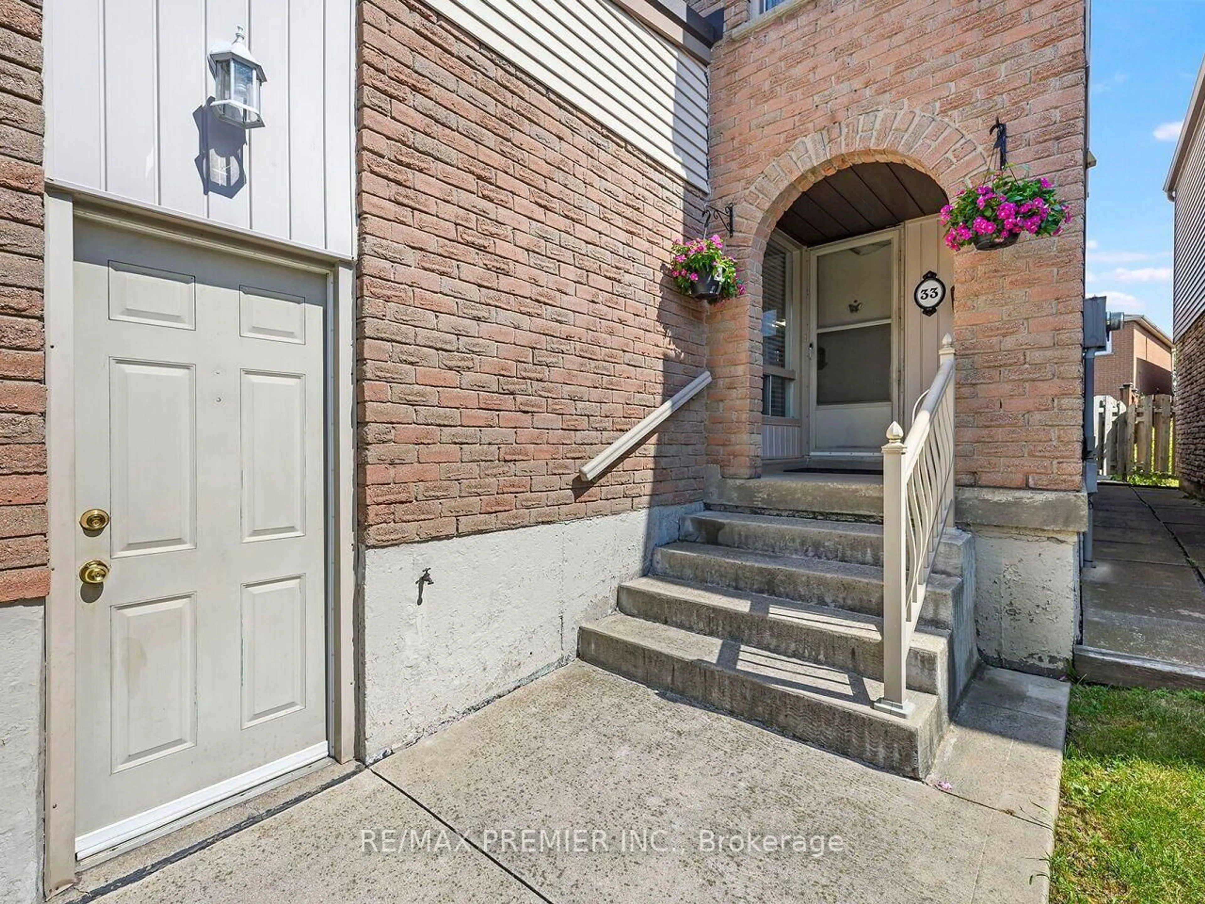 Indoor entryway for 33 Laurel Valley Crt, Vaughan Ontario L4K 2B3