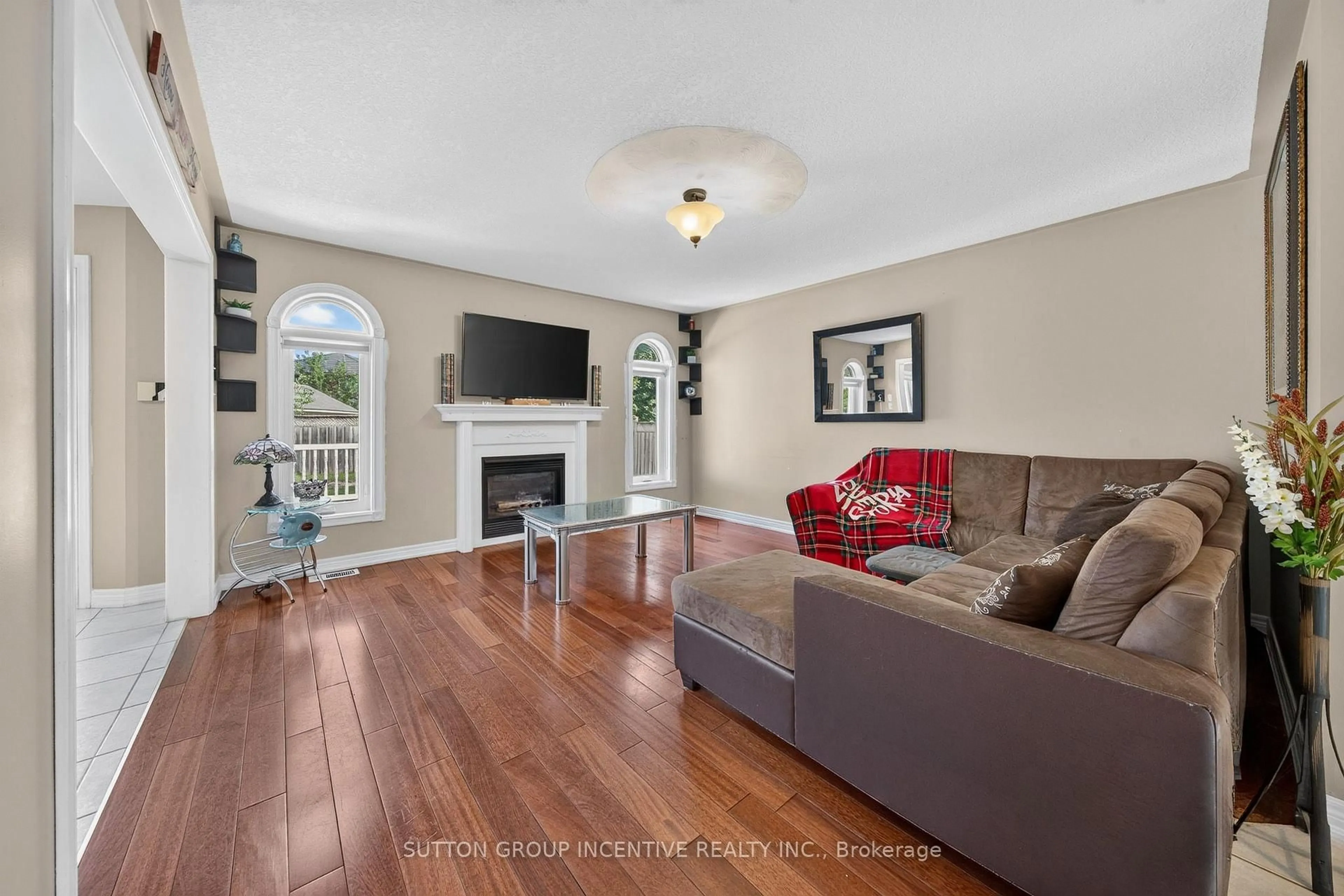 Living room with furniture, unknown for 850 Leslie Dr, Innisfil Ontario L9S 2B8
